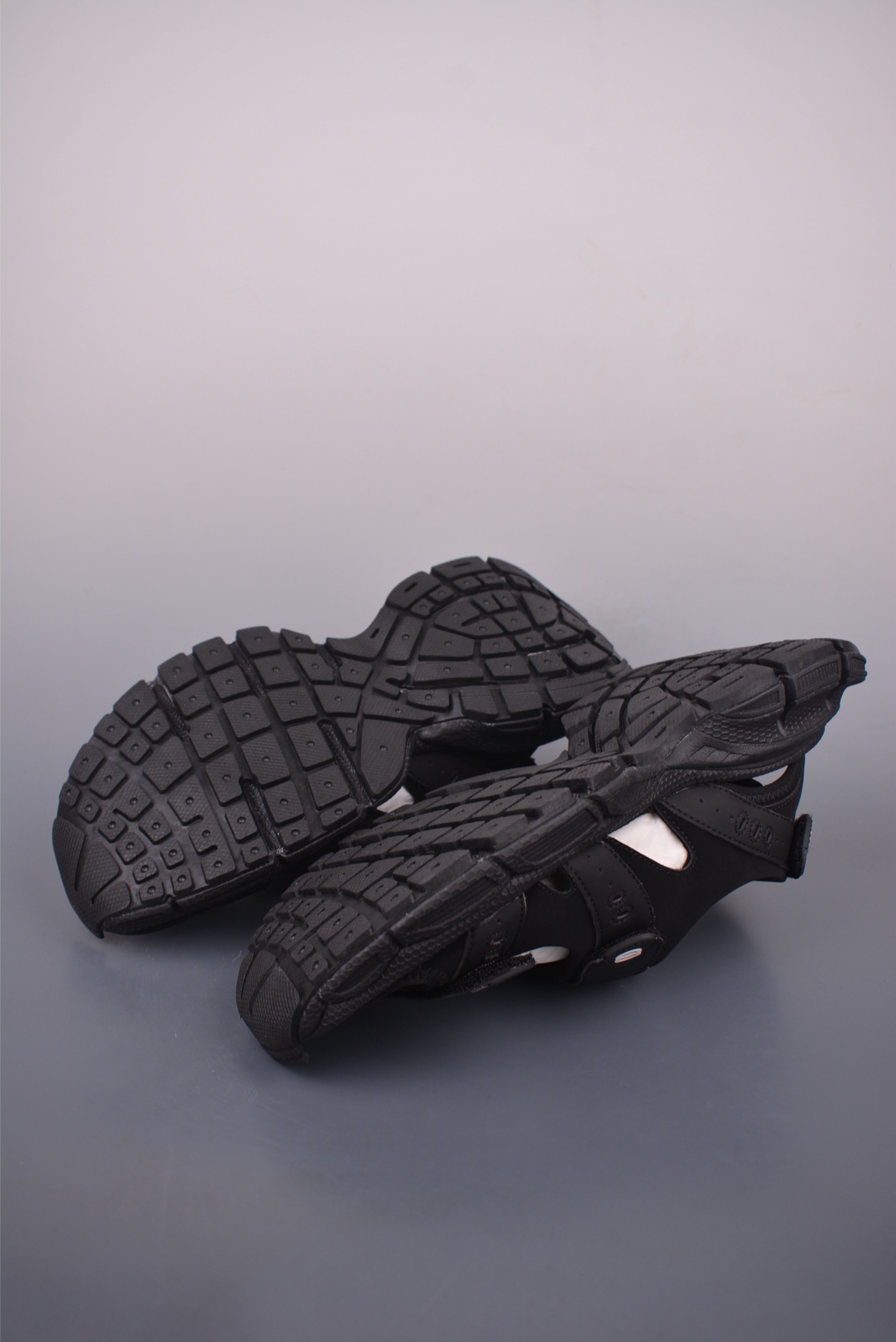 Balenciaga 3XL Sandals: Retro-Style Beach Sandals with Adjustable Straps 4 i1754778569286 8122 0 2