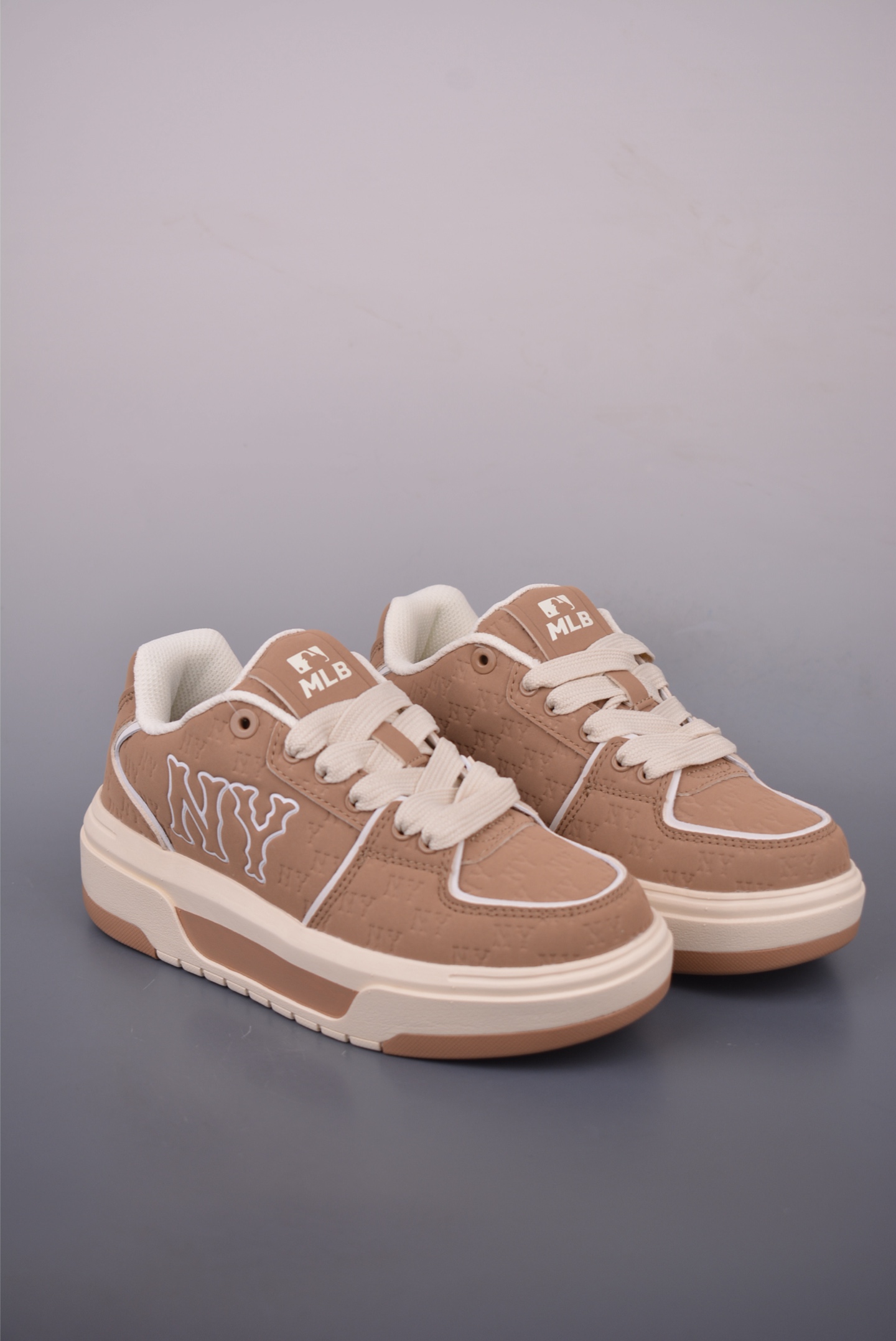 MLB Chunky Liner Embo Monogram New York Yankees Fashion Sneakers 1 i1755034915318 4475 0 0