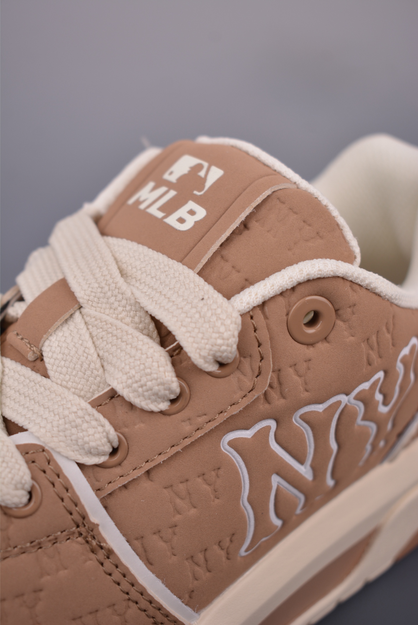 MLB Chunky Liner Embo Monogram New York Yankees Fashion Sneakers 7 i1755034915329 5169 0 6