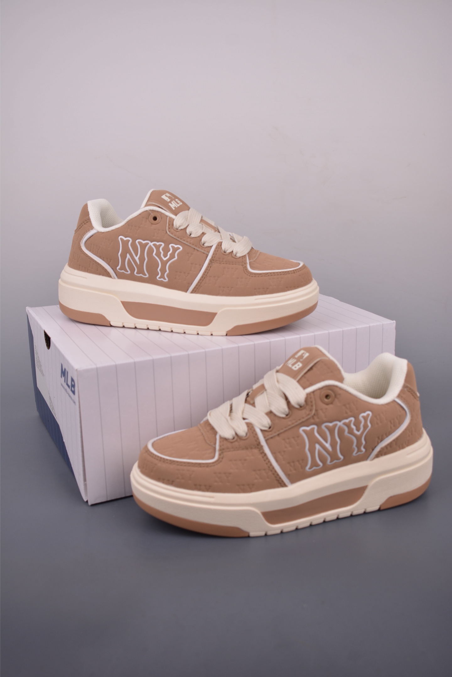 MLB Chunky Liner Embo Monogram New York Yankees Fashion Sneakers 5 i1755034917270 5441 0 4