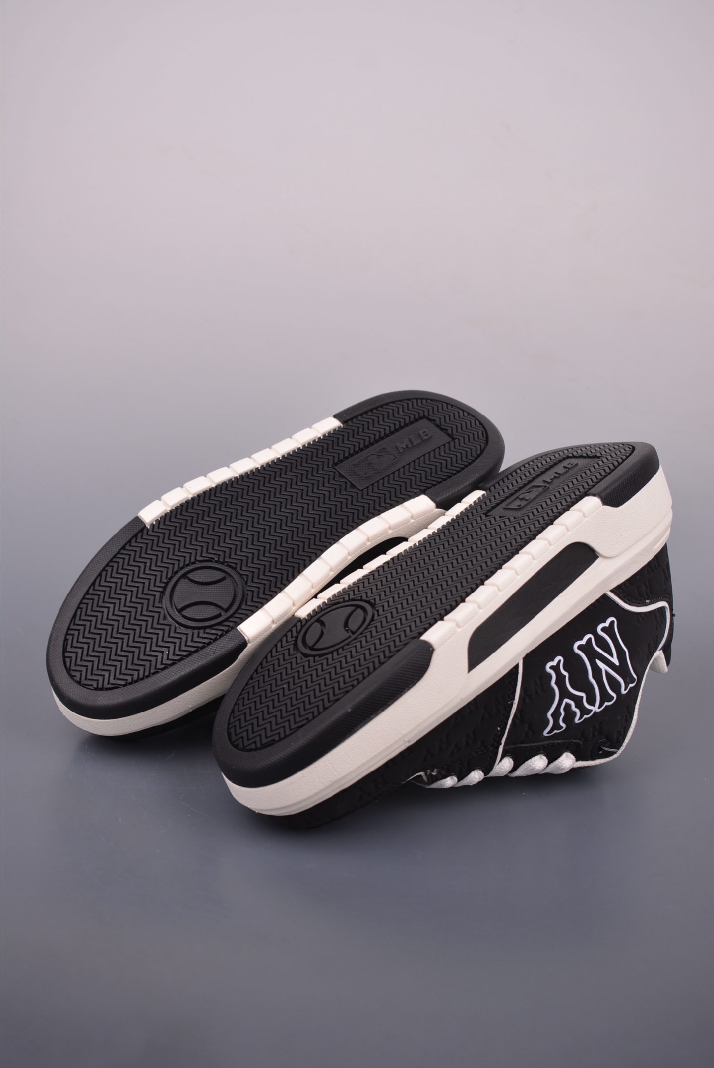 MLB Chunky Liner Embo Monogram New York Yankees Sneakers - Retro Style 3 i1755034935356 8691 0 2