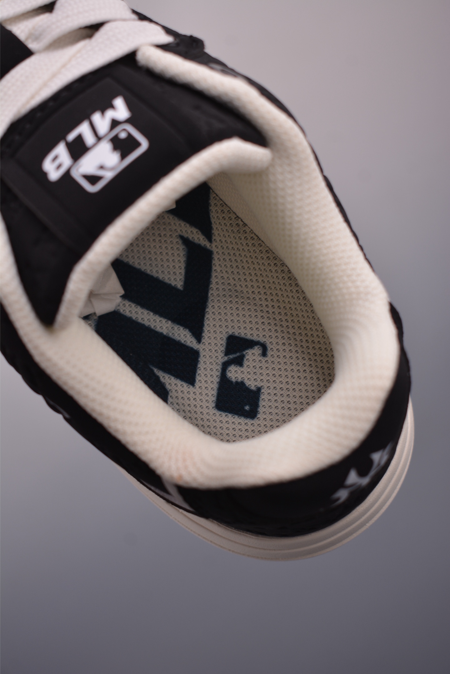 MLB Chunky Liner Embo Monogram New York Yankees Sneakers - Retro Style 9 i1755034935381 7770 0 8