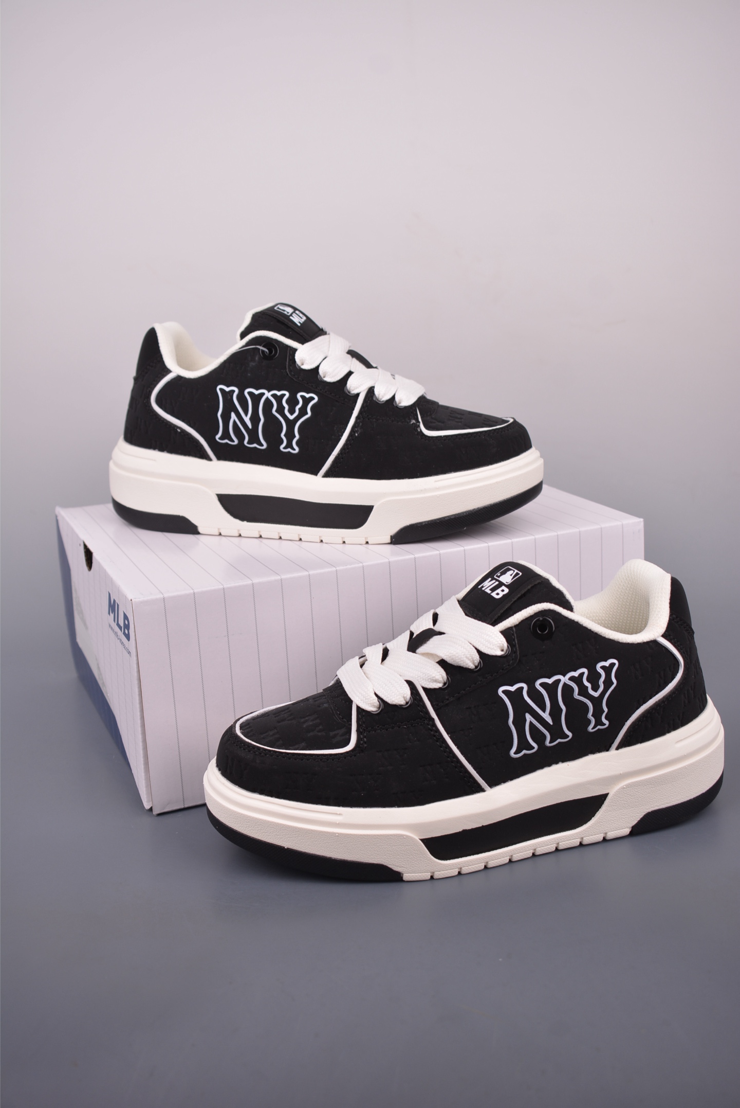 MLB Chunky Liner Embo Monogram New York Yankees Sneakers - Retro Style 5 i1755034935389 5590 0 4