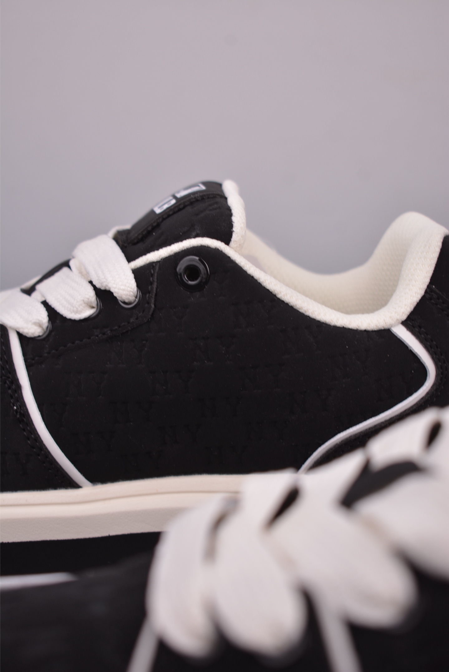 MLB Chunky Liner Embo Monogram New York Yankees Sneakers - Retro Style 8 i1755034935397 7572 0 7