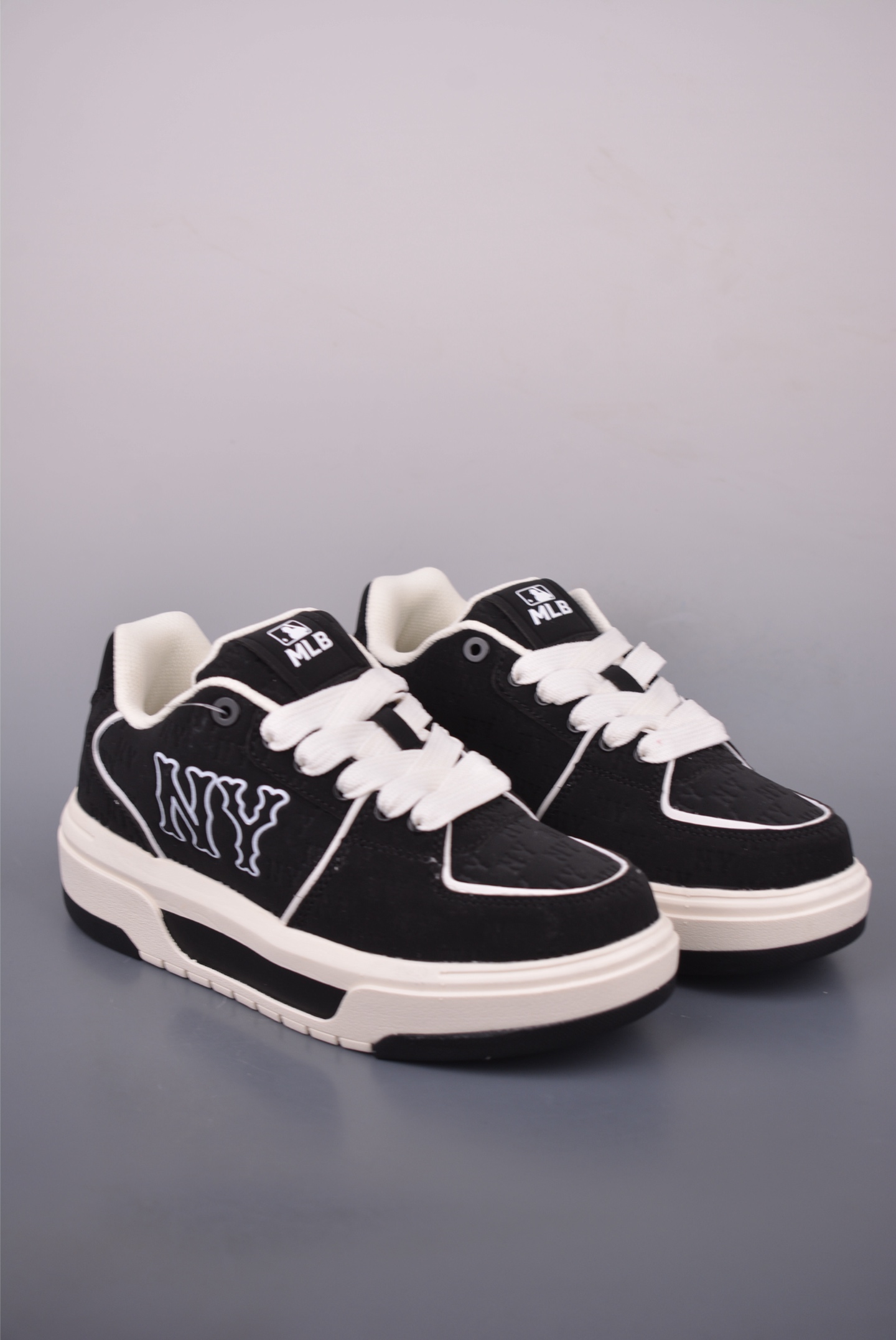 MLB Chunky Liner Embo Monogram New York Yankees Sneakers - Retro Style 1 i1755034937056 7364 0 0