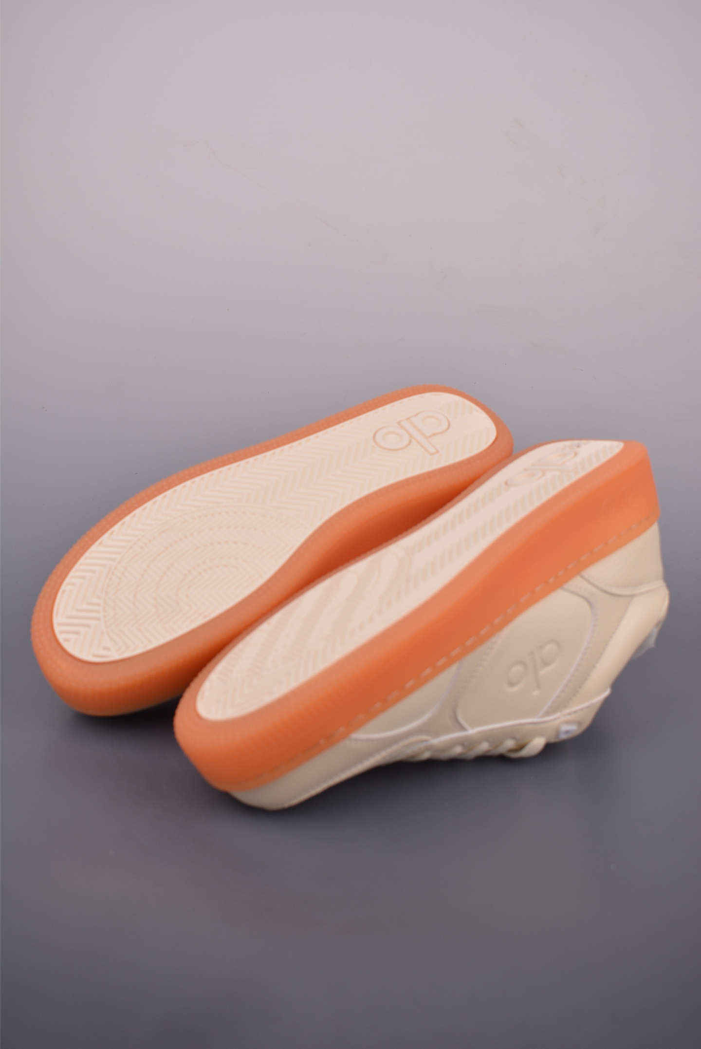 Alo Yoga Recovery Mode Low-Top Sneakers - Comfortable, Durable, and Stylish 4 i1755035531764 3985 0 2