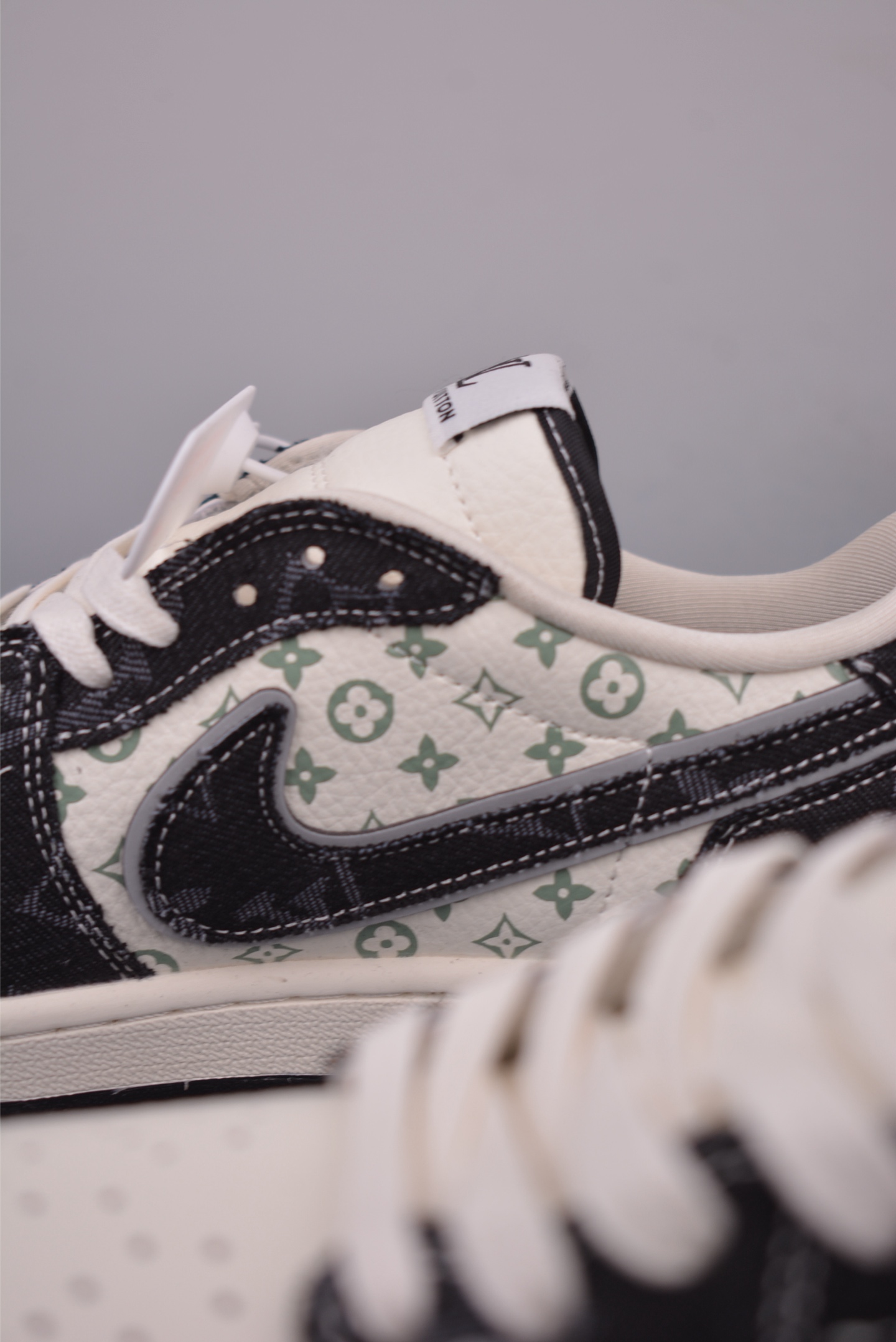 Louis Vuitton Black/White Monogram Low Top Sneakers Casual Shoes for Men 9 i1755036373151 8719 0 7
