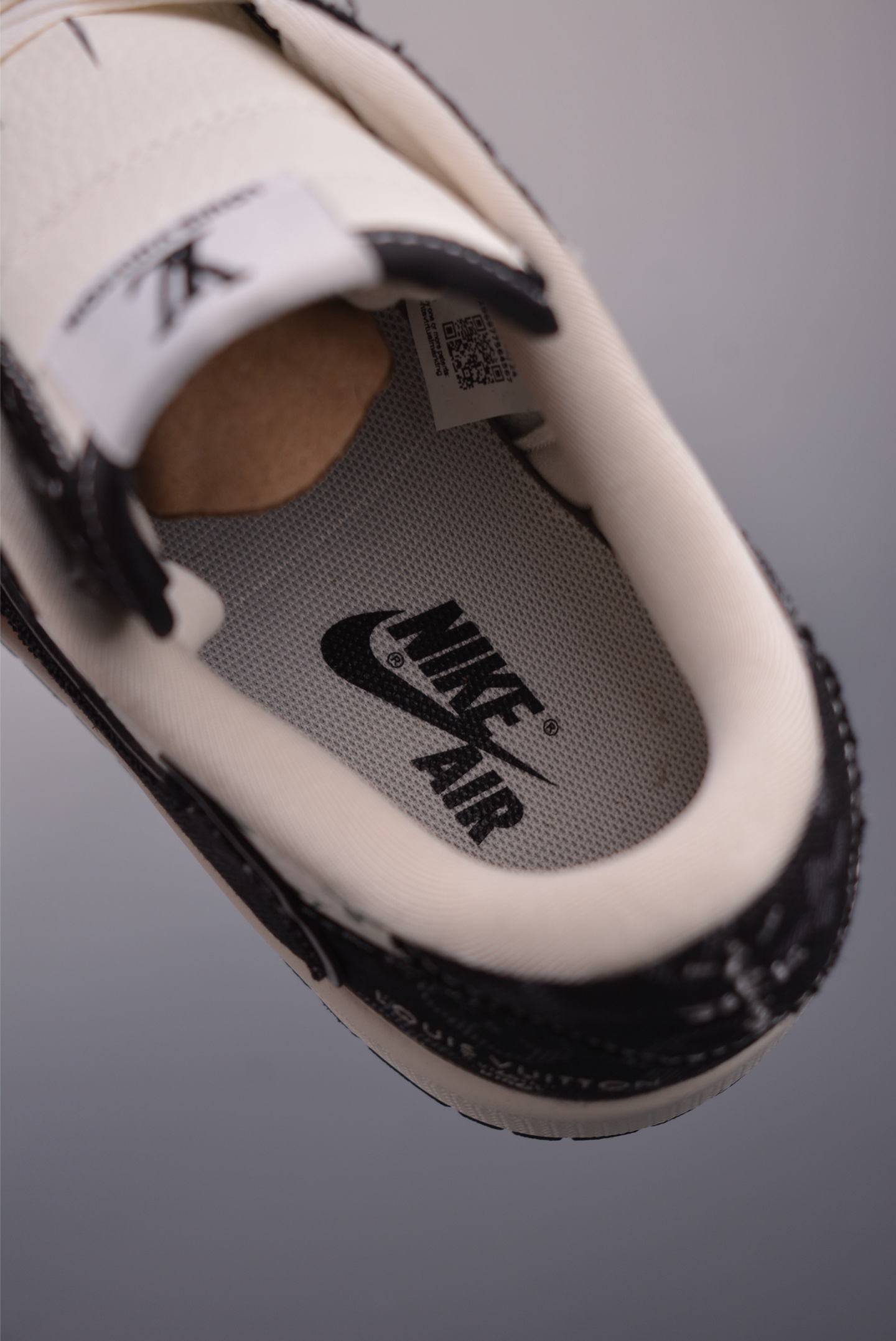 Louis Vuitton Black/White Monogram Low Top Sneakers Casual Shoes for Men 10 i1755036381700 5018 0 8