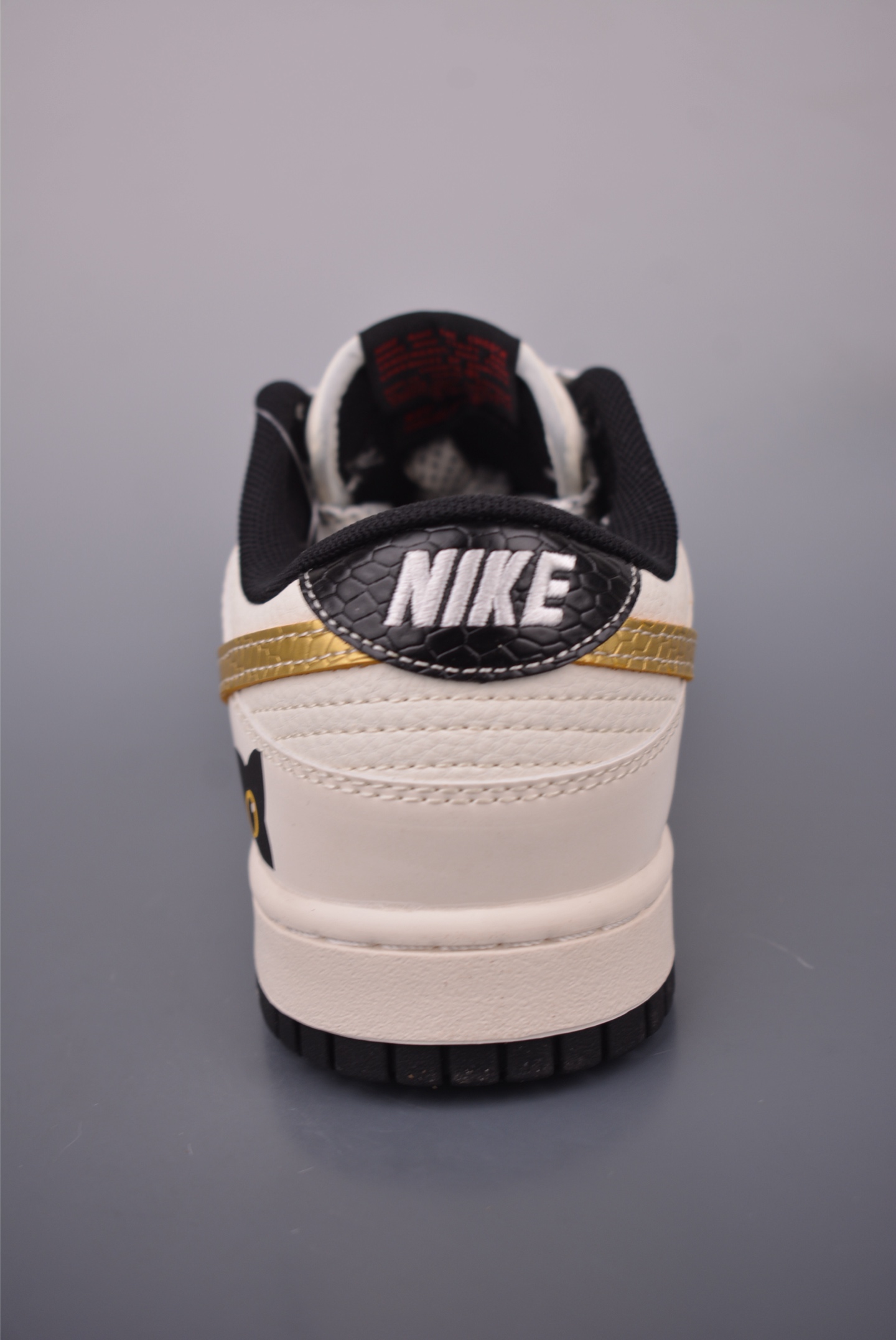 Nike SB Dunk Low Supreme Collab: Original Leather, Exclusive Style & Comfort 5 i1755124124441 665 0 3