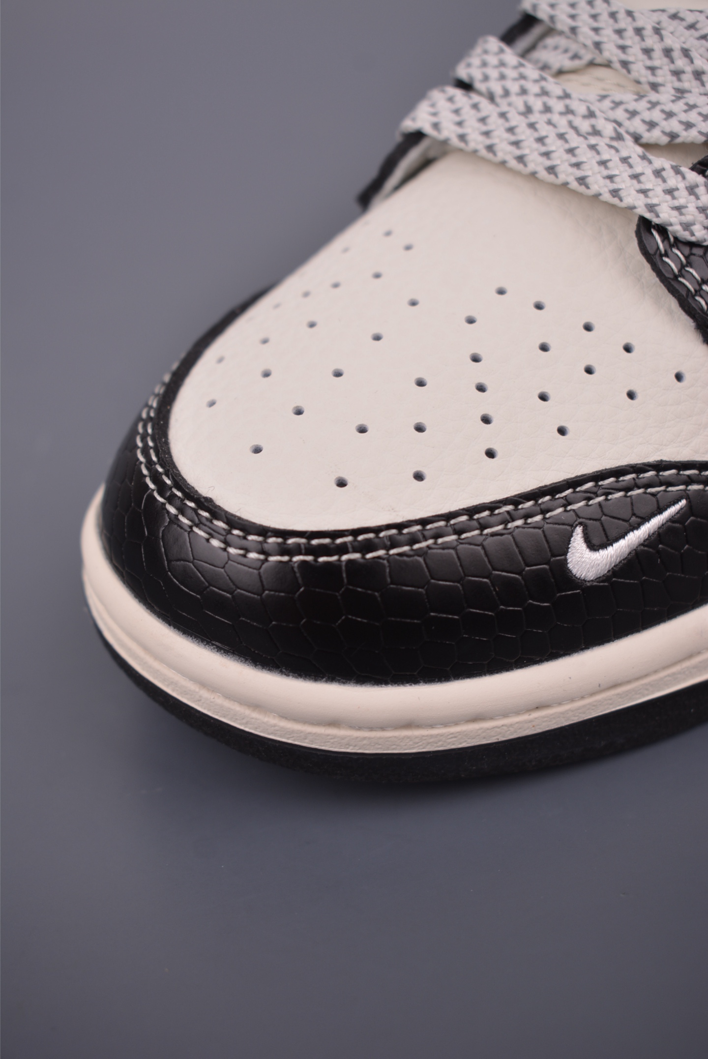 Nike SB Dunk Low Supreme Collab: Original Leather, Exclusive Style & Comfort 7 i1755124124757 1884 0 5