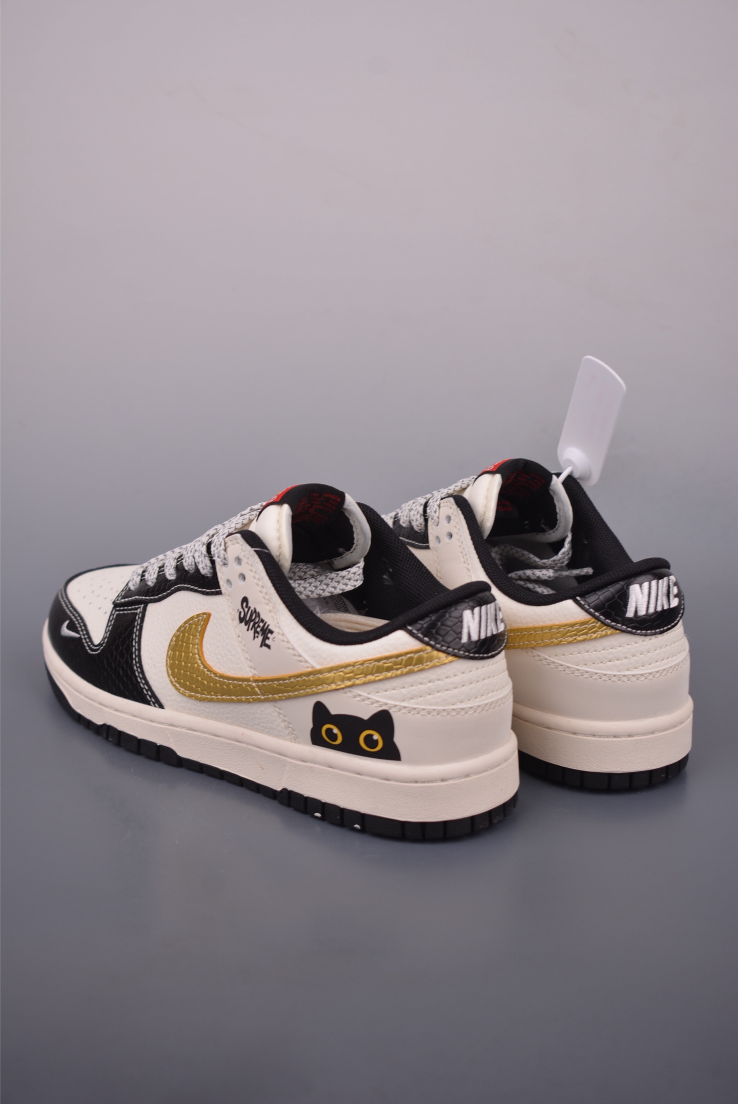 Nike SB Dunk Low Supreme Collab: Original Leather, Exclusive Style & Comfort 3 i1755124126396 7428 0 1