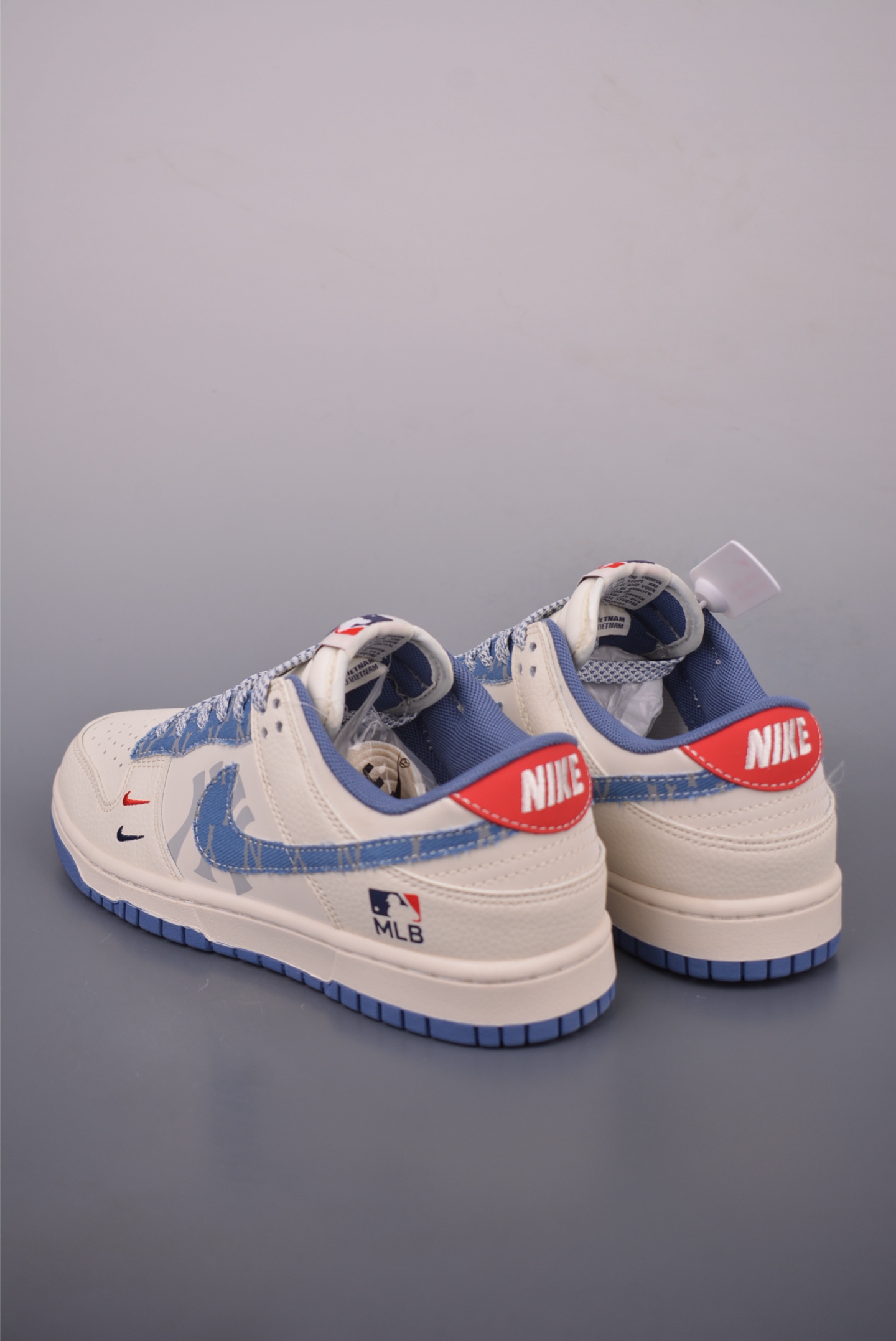 Nike SB Dunk Low MLB New York Yankees Cream White Sneakers 2 i1755124173066 782 0 1