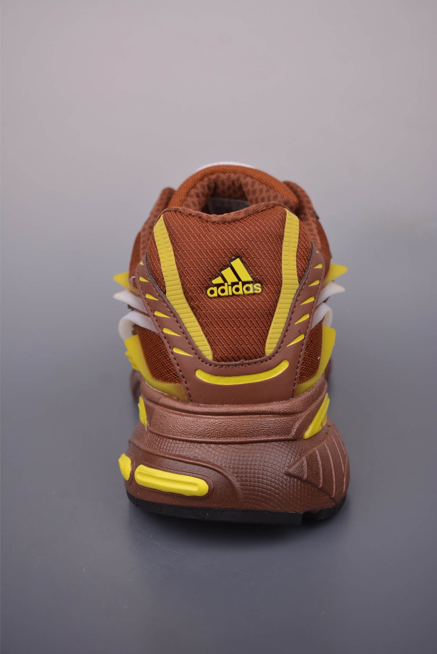 Pharrell x adidas Adistar Jellyfish 低帮复古风老爹鞋 JP9270