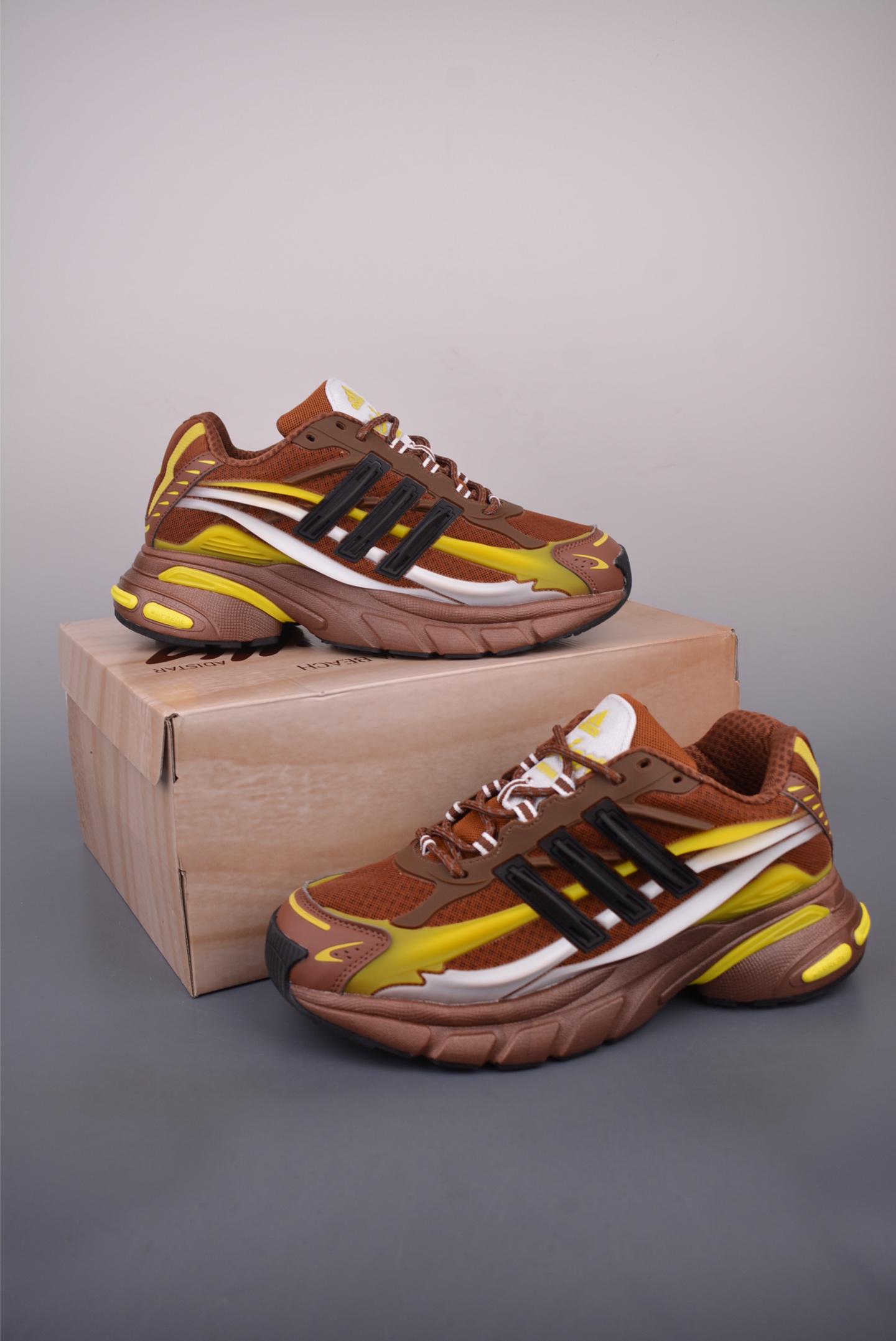 Pharrell x adidas Adistar Jellyfish 低帮复古风老爹鞋 JP9270