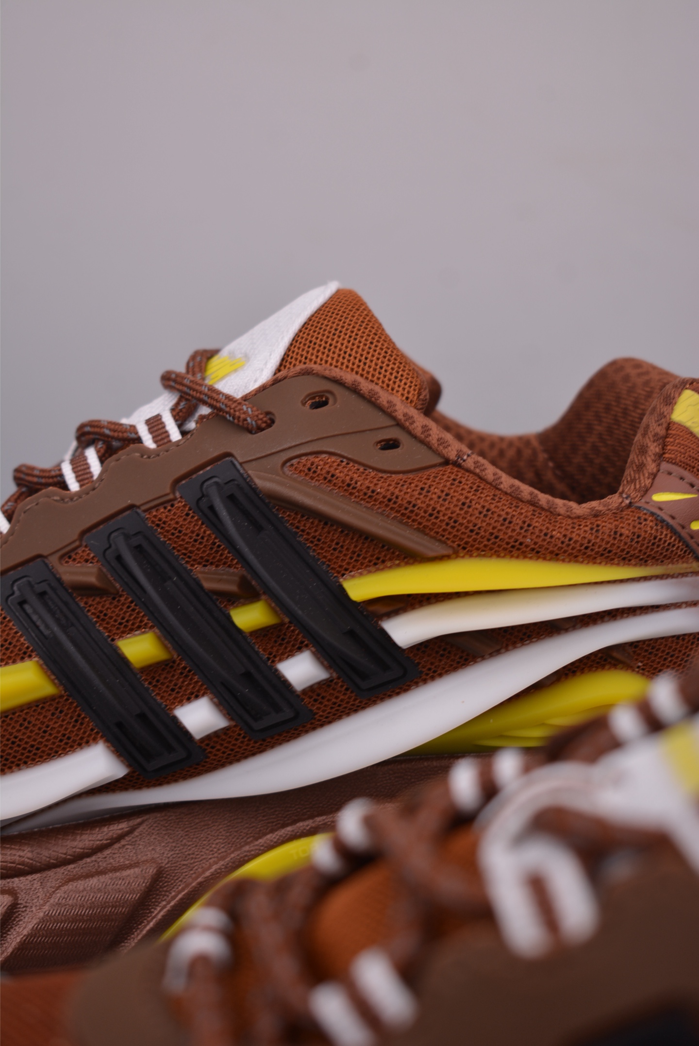 Pharrell x adidas Adistar Jellyfish 低帮复古风老爹鞋 JP9270