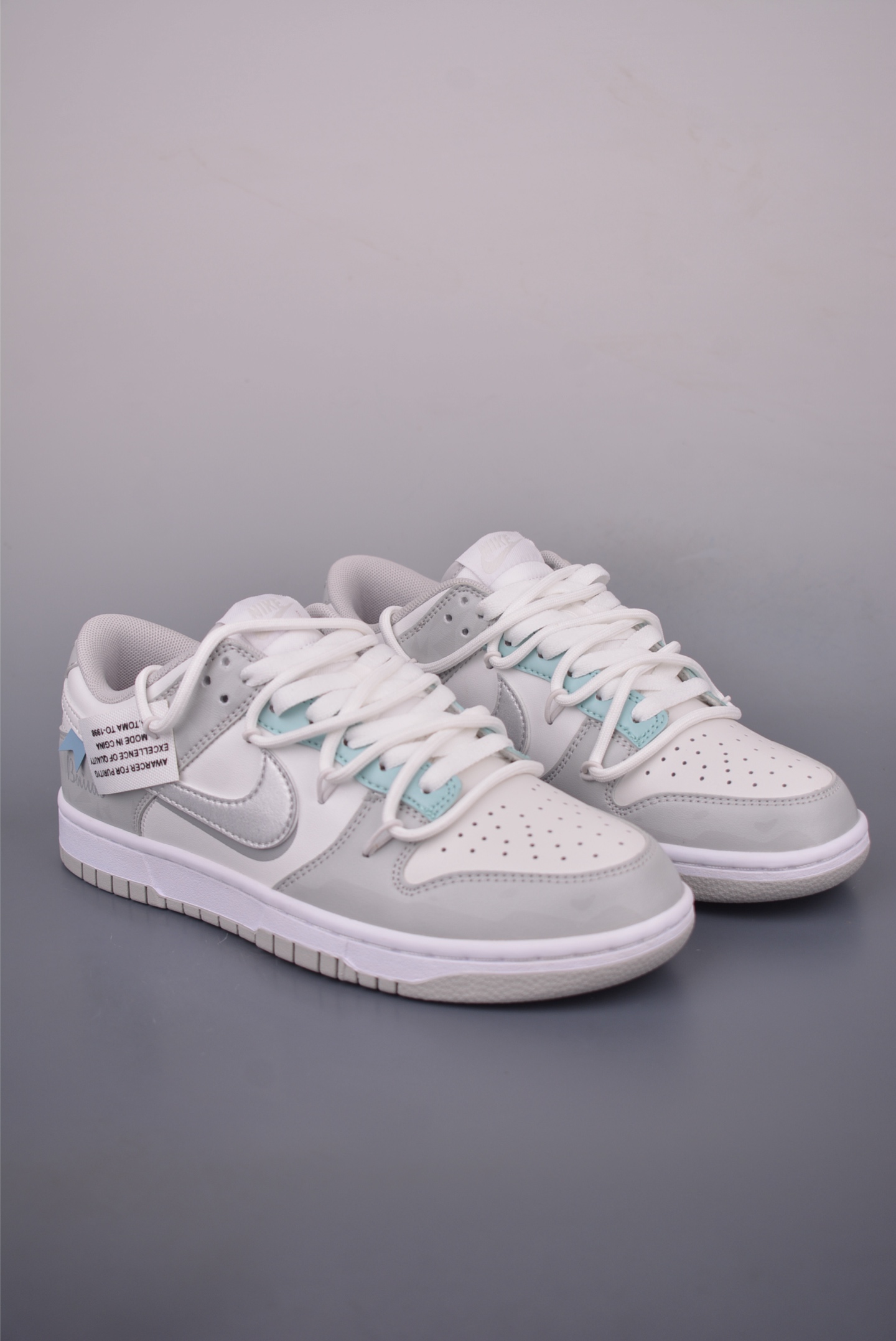 Nike SB Dunk Low Grey White Deconstructed Lace-Up Sneakers HF0730 2 i1755216016873 6252 0 0