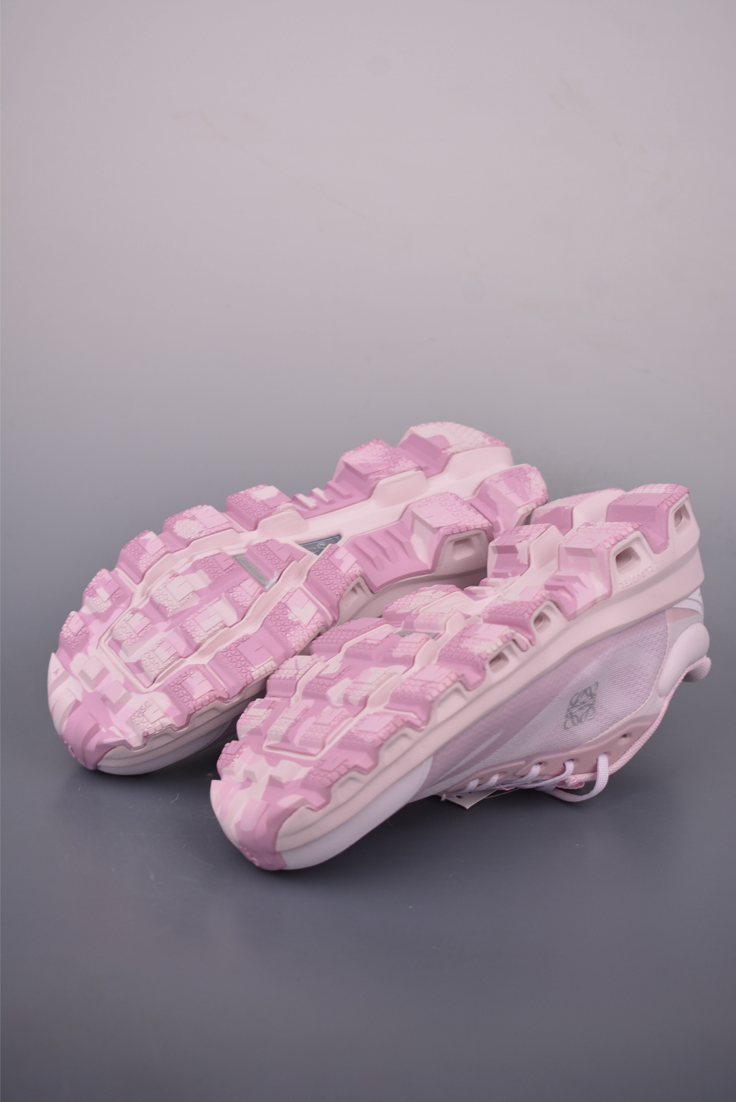 On Running Loewe Cloud Hi Edge Sneakers - Pink Outdoor Street Style 3 i1755386123400 5367 0 2