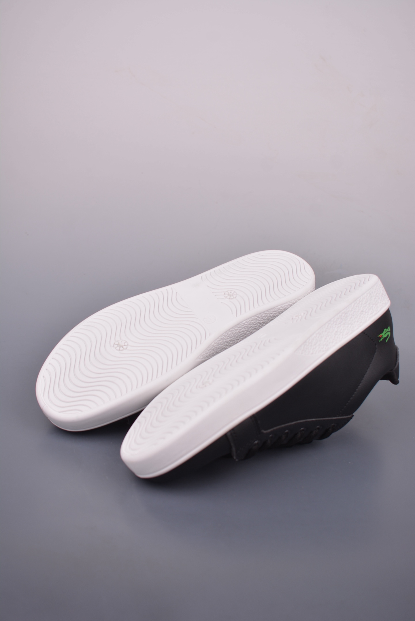 Lacoste Classic Low-Top Sneakers - Stylish, Comfortable, and Versatile 4 i1755387225524 3681 0 2