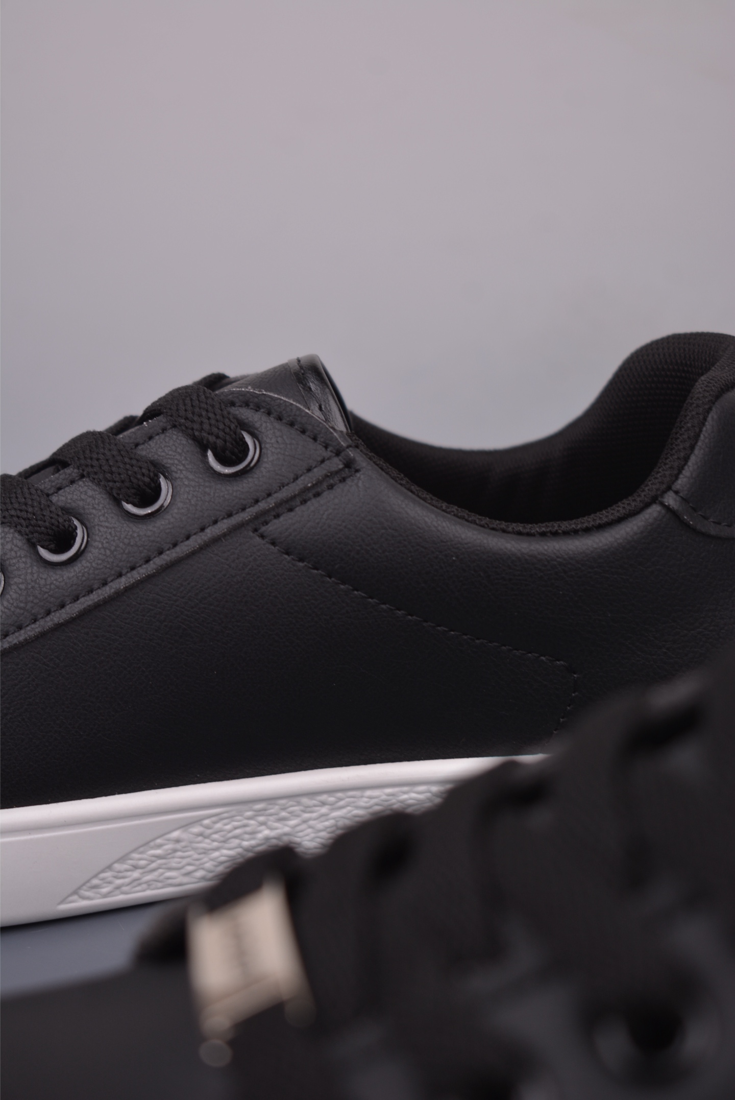Lacoste Classic Low-Top Sneakers - Stylish, Comfortable, and Versatile 9 i1755387225570 7505 0 7