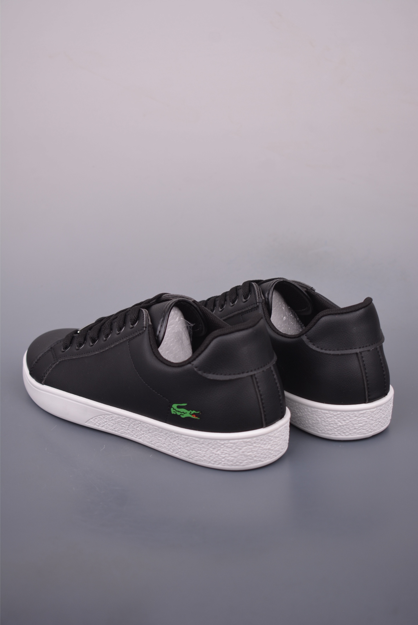 Lacoste Classic Low-Top Sneakers - Stylish, Comfortable, and Versatile 3 i1755387227638 4370 0 1