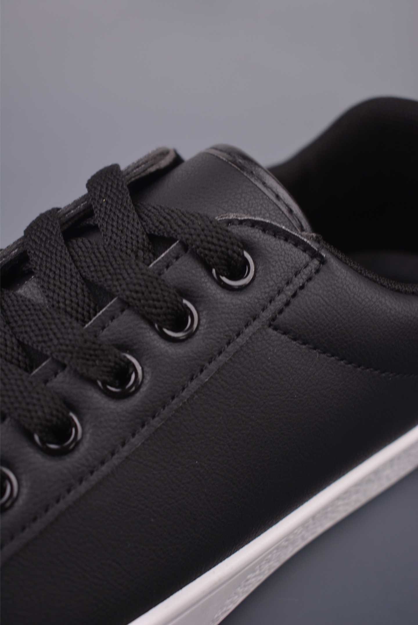 Lacoste Classic Low-Top Sneakers - Stylish, Comfortable, and Versatile 8 i1755387227646 5666 0 6