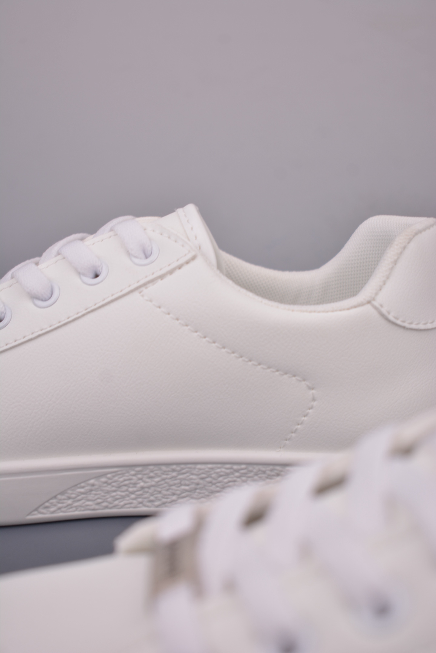 Lacoste Classic Low-Top Sneakers - Casual, Comfortable, and Stylish for Everyday Wear 8 i1755387244217 8110 0 7