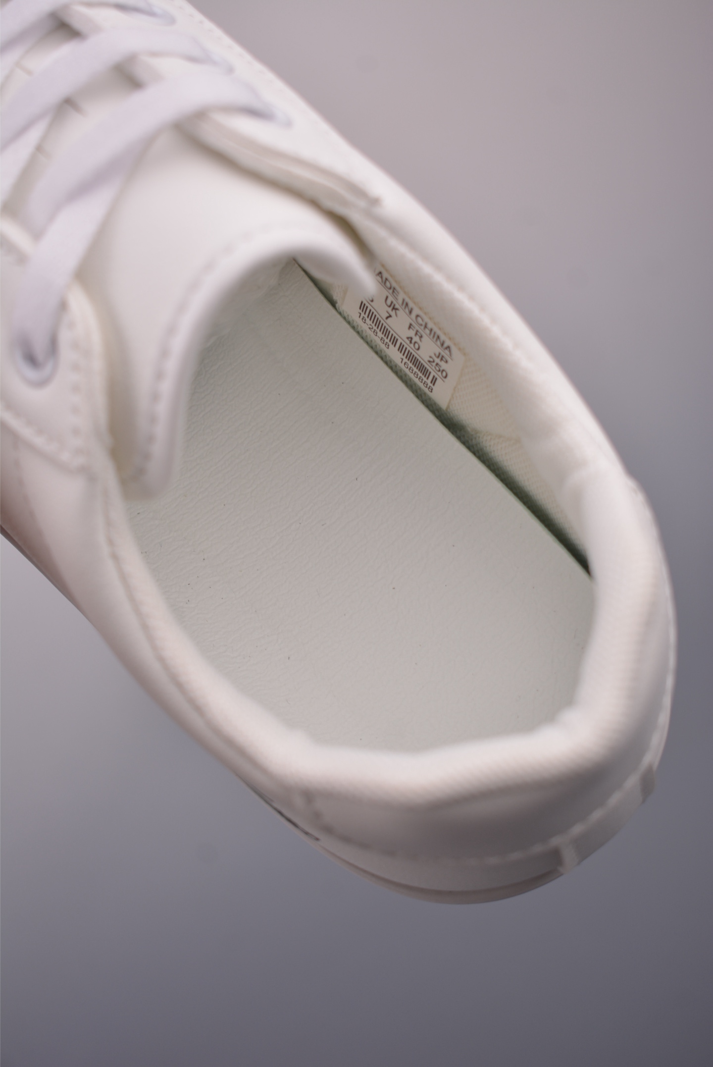 Lacoste Classic Low-Top Sneakers - Casual, Comfortable, and Stylish for Everyday Wear 9 i1755387244264 9388 0 8