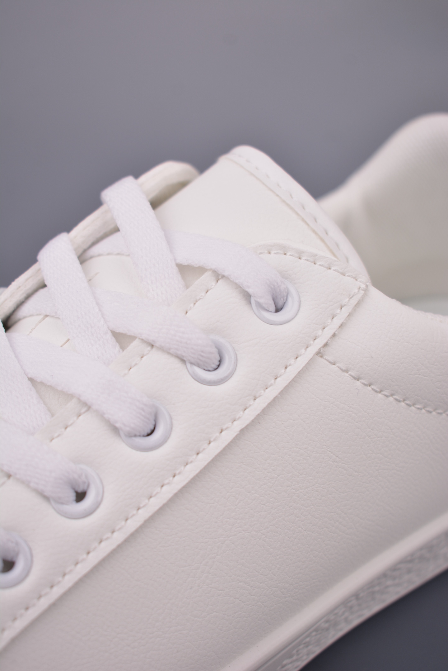 Lacoste Classic Low-Top Sneakers - Casual, Comfortable, and Stylish for Everyday Wear 7 i1755387246000 9367 0 6