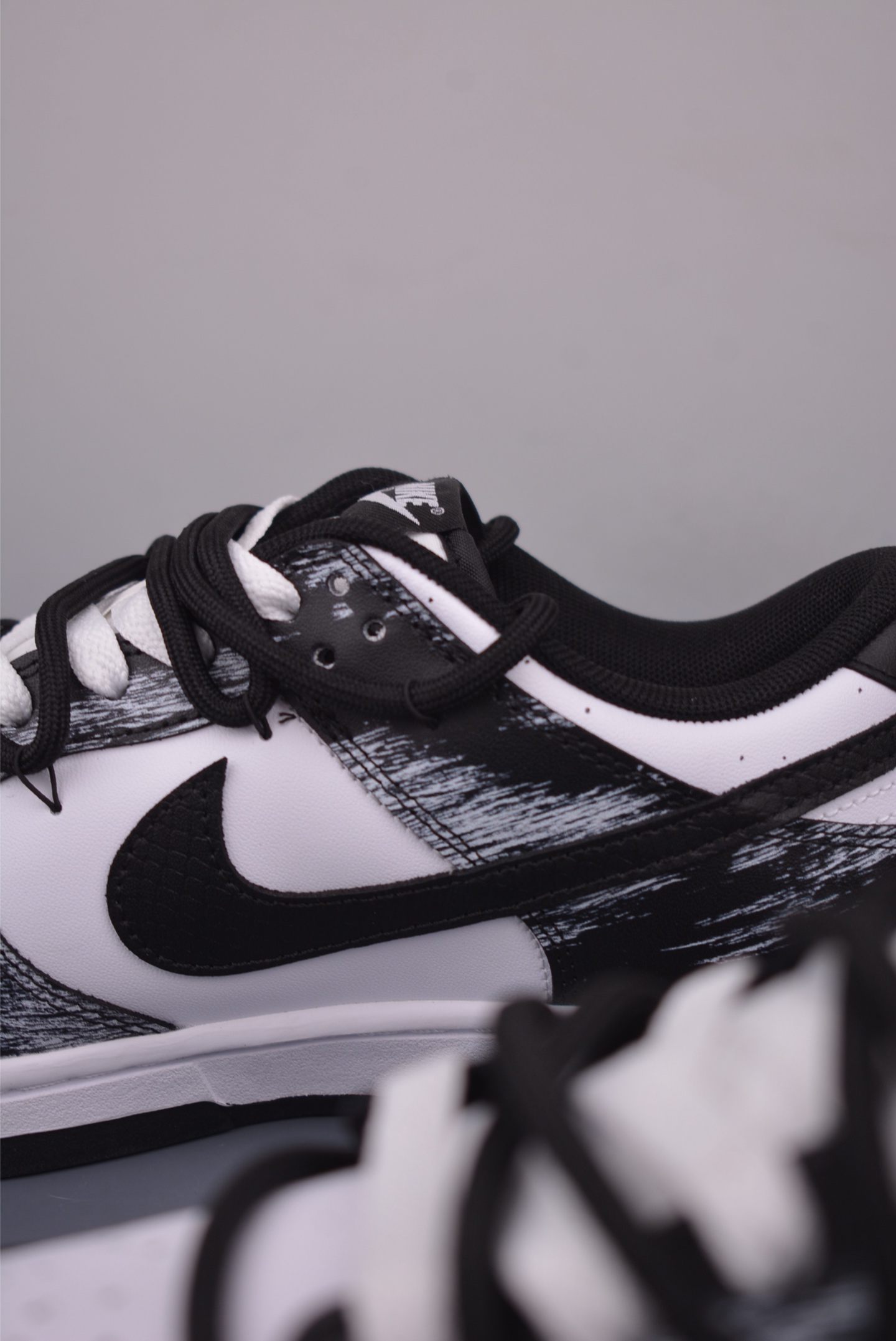 Nike SB Dunk Low Graffiti Black and White Deconstructed Bandage Shoes 9 i1755388233024 4661 0 7