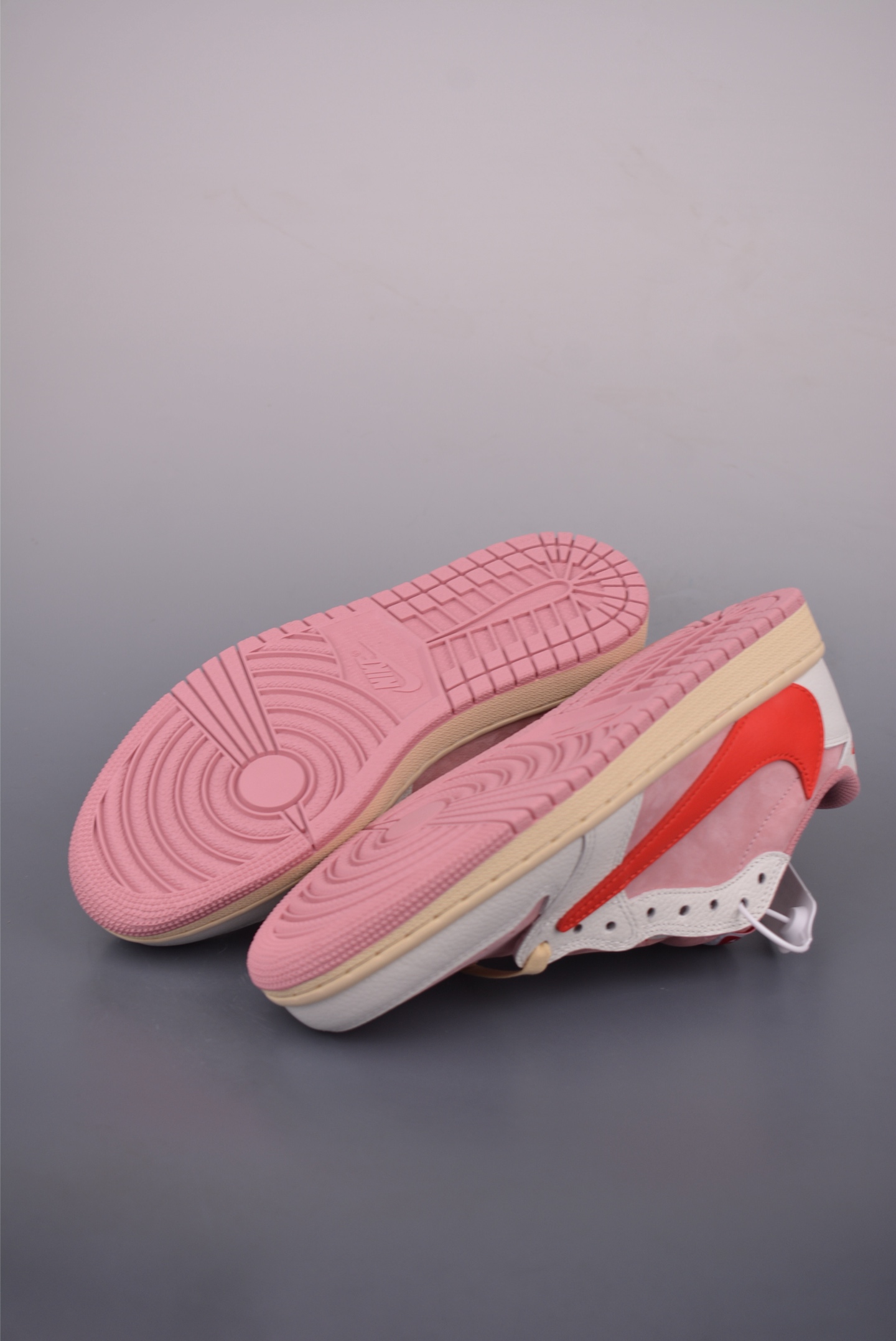 Fragment Design x Travis Scott x Air Jordan 1 Low Pink Sneakers 3 i1755642496028 4889 0 2