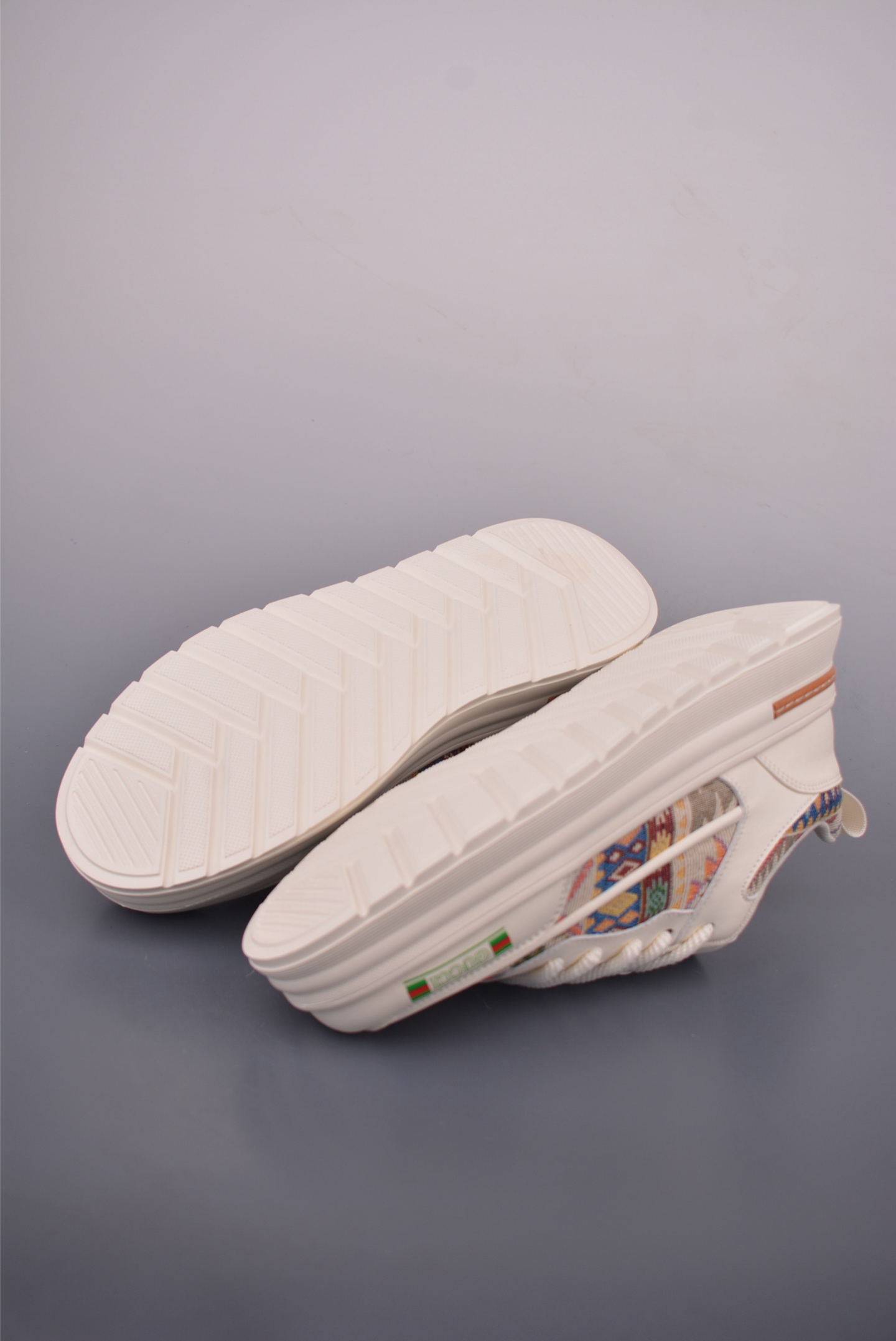 Gucci Men's Geometric Pattern Leather Sneakers - Stylish & Comfortable 3 i1755727937811 9090 0 2
