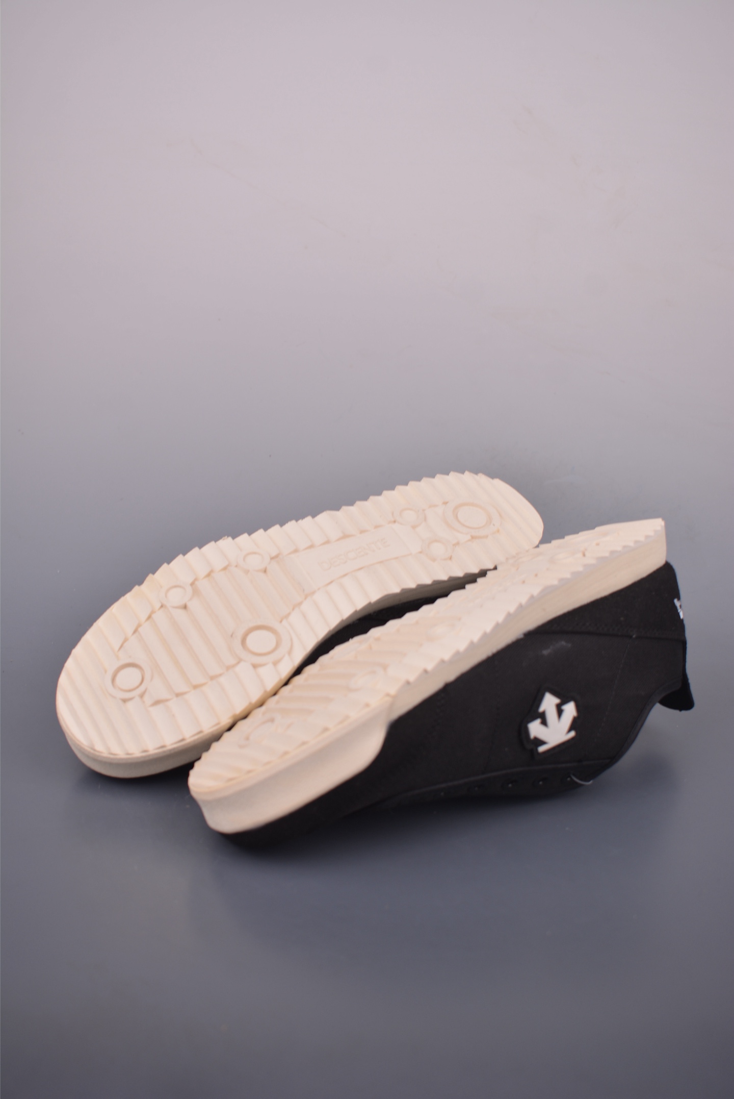 Descente Chron Retro Slip-On Canvas Sneakers - Breathable & Lightweight 4 i1755728809203 9984 0 2