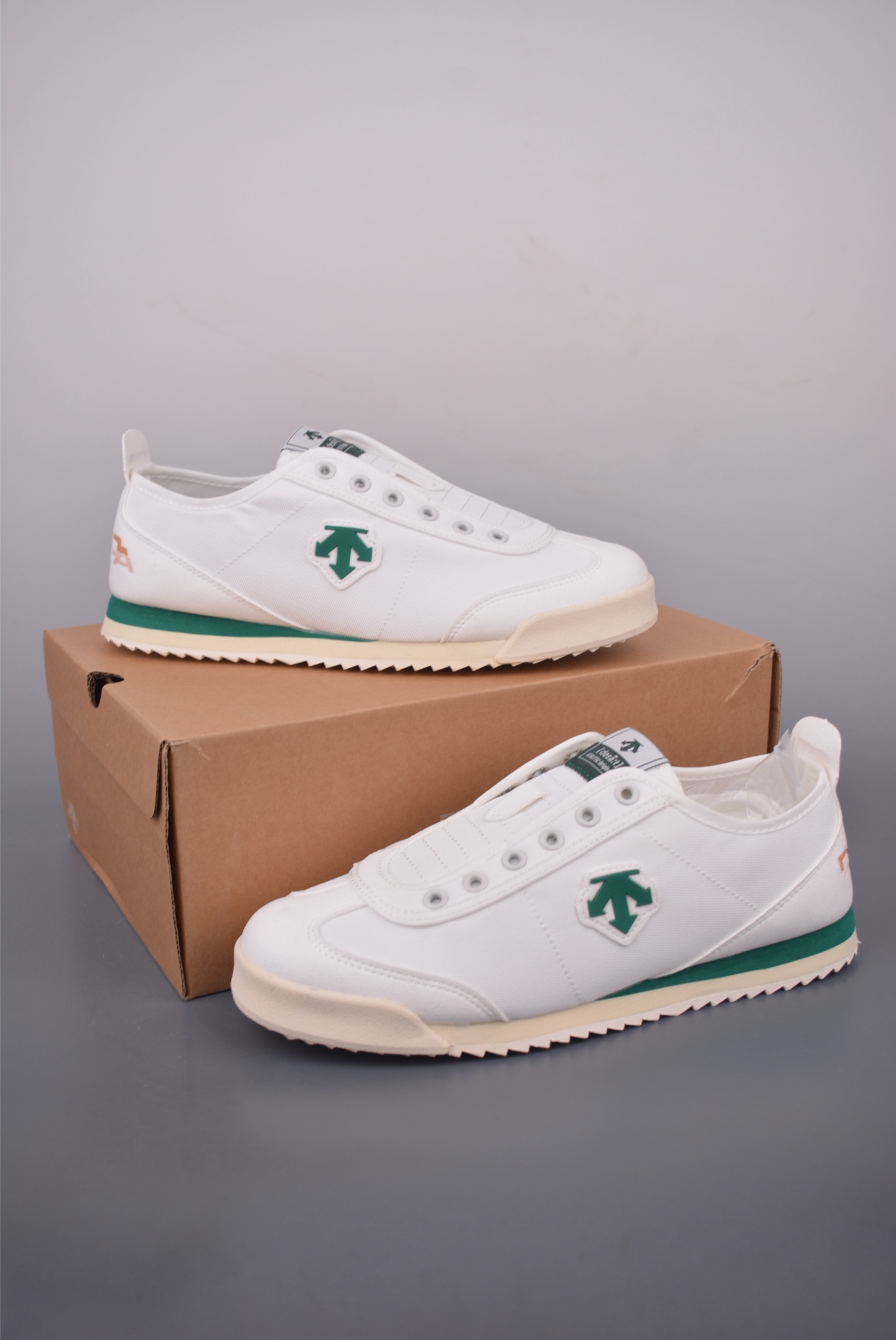 Descente Retro Slip-On Canvas Sneakers - Breathable & Comfortable Shoes 3 i1755728826563 2700 0 2