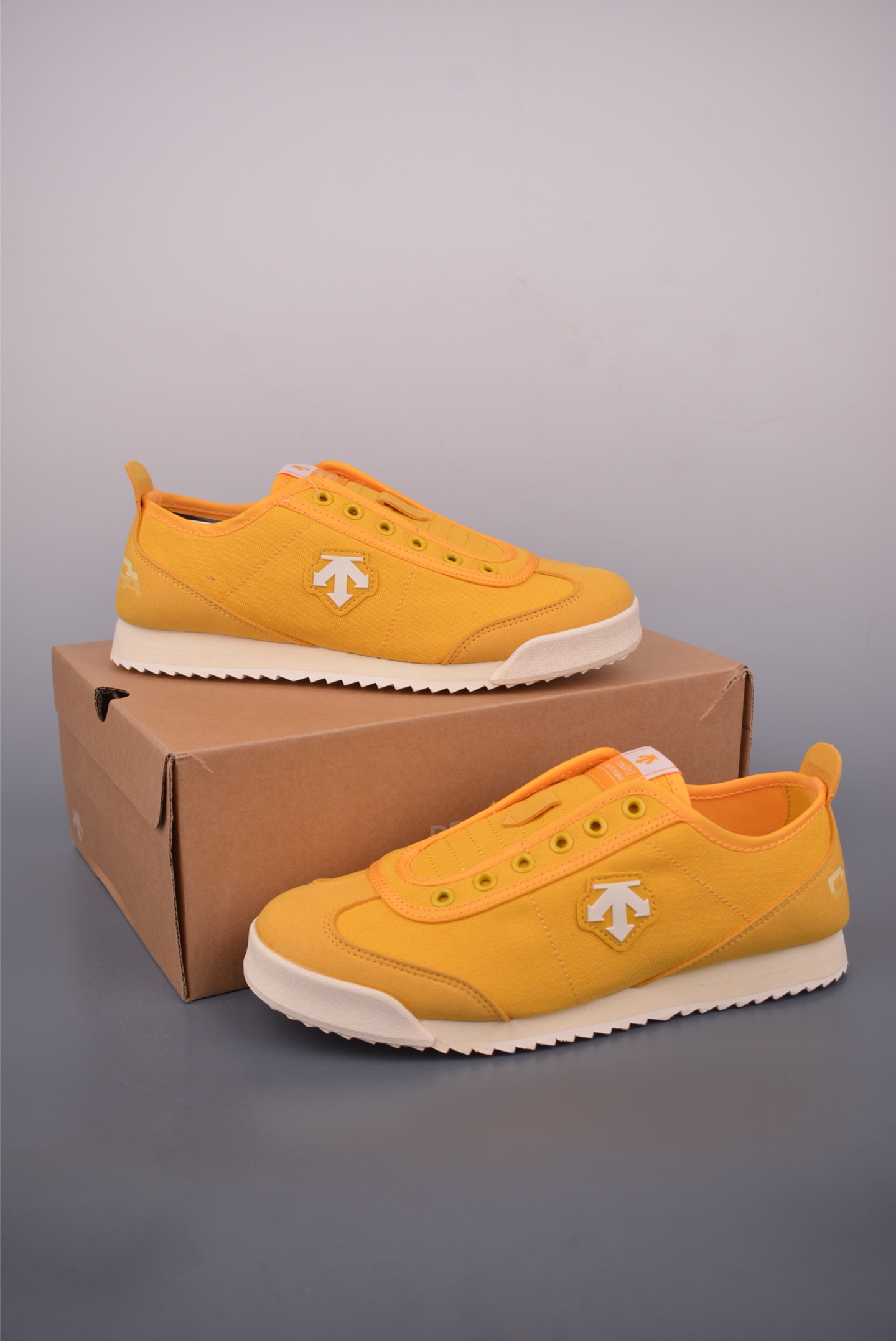 Descente Retro Slip-On Canvas Sneakers - Breathable & Comfortable Shoes 2 i1755728826637 2012 0 1