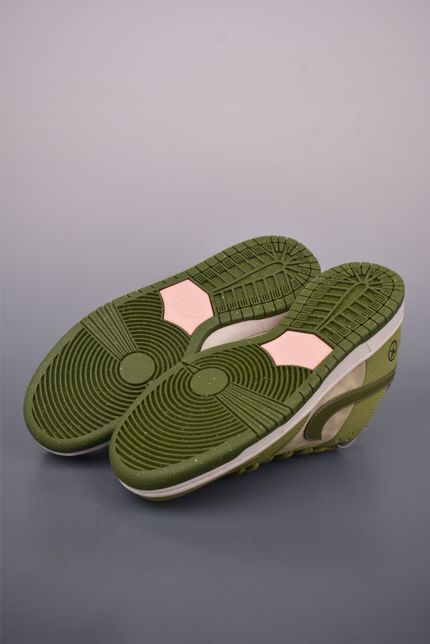 Nike SB Dunk Low Olive Green Premium Leather Sneakers HF8022/3002622 4 i1755813963781 6014 0 2