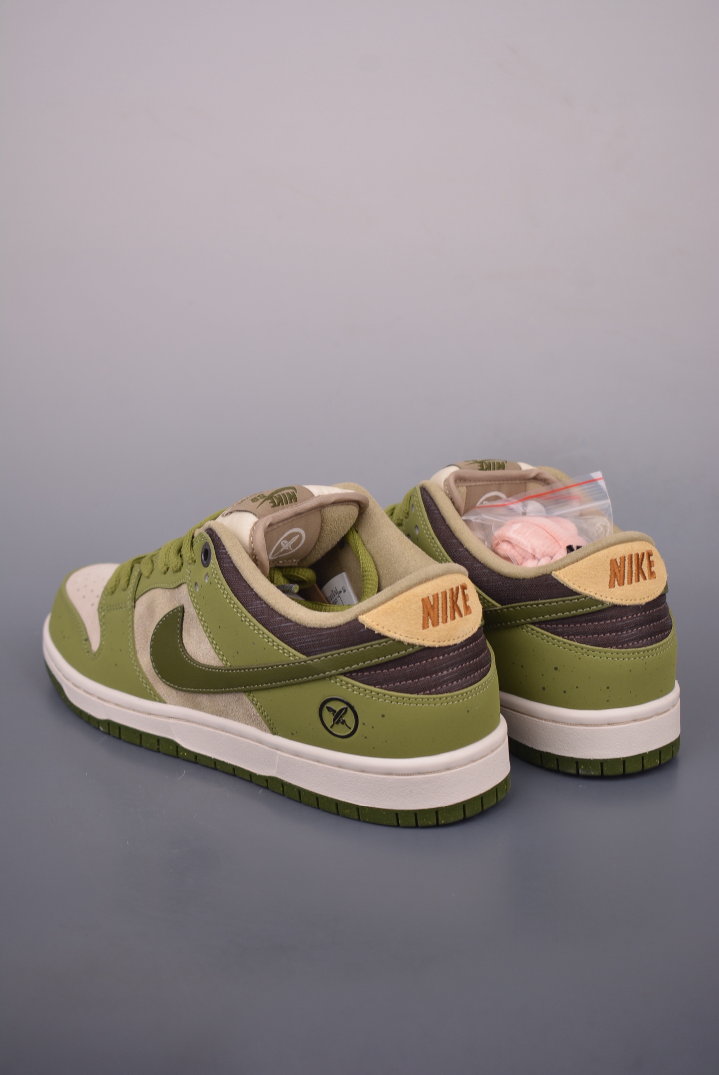 Nike SB Dunk Low Olive Green Premium Leather Sneakers HF8022/3002622 3 i1755813965375 888 0 1