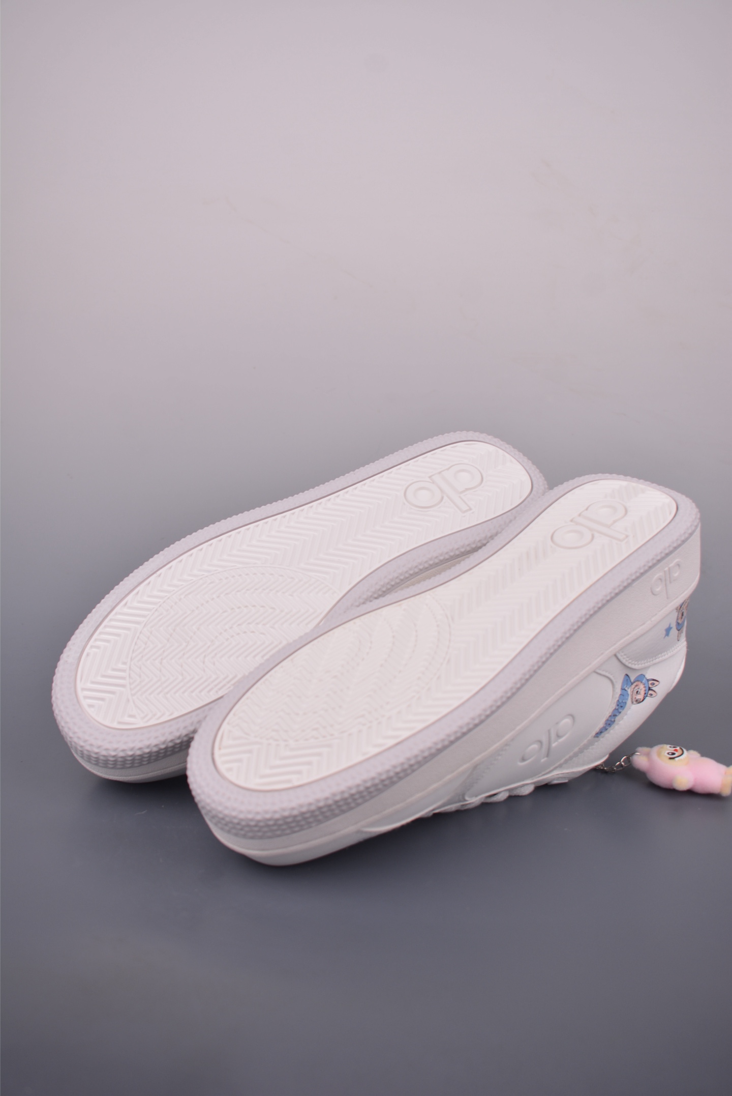 Alo Yoga Recovery Mode LABUBU White Leather Low-Top Sneakers 3 i1755900740738 6147 0 2