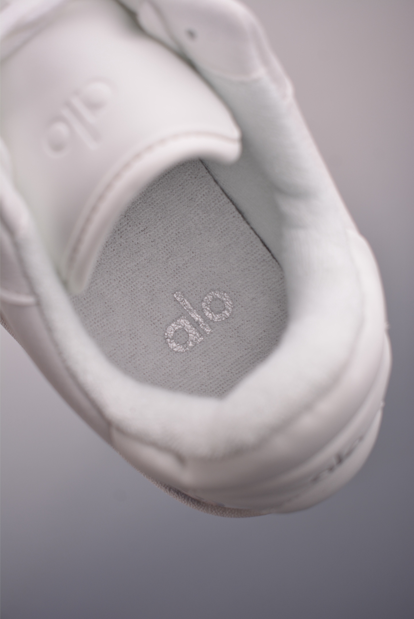 Alo Yoga Recovery Mode LABUBU White Leather Low-Top Sneakers 9 i1755900742458 4806 0 8