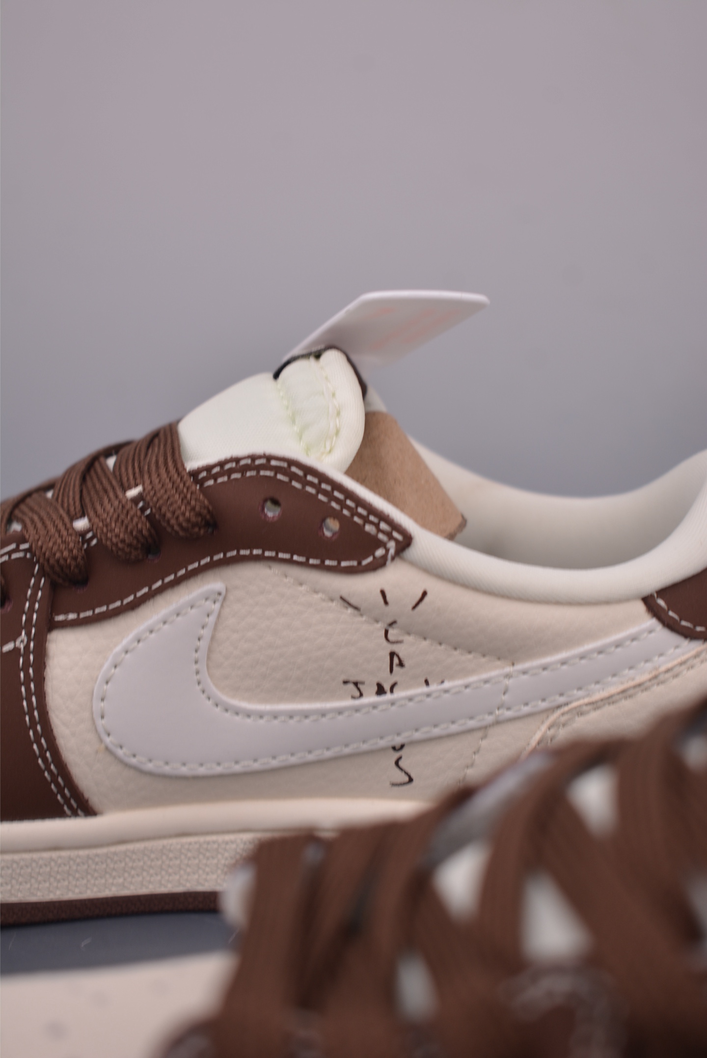 Fragment x Travis Scott x Labubu Air Jordan 1 Low 三方联名倒钩 全新的三方联名低帮倒钩鞋 DX1888-095