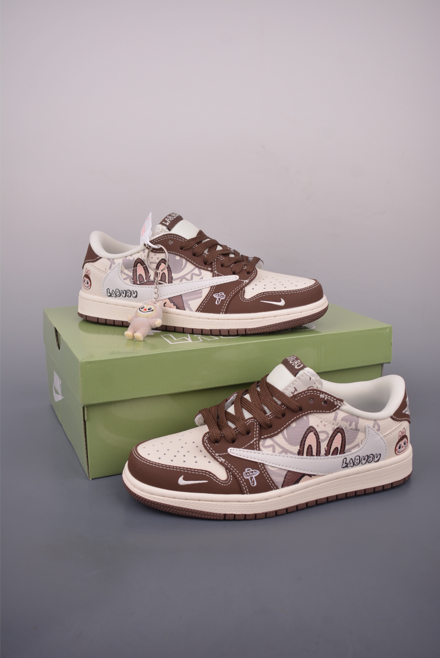 Fragment x Travis Scott x Labubu Air Jordan 1 Low 三方联名倒钩 全新的三方联名低帮倒钩鞋 DX1888-095