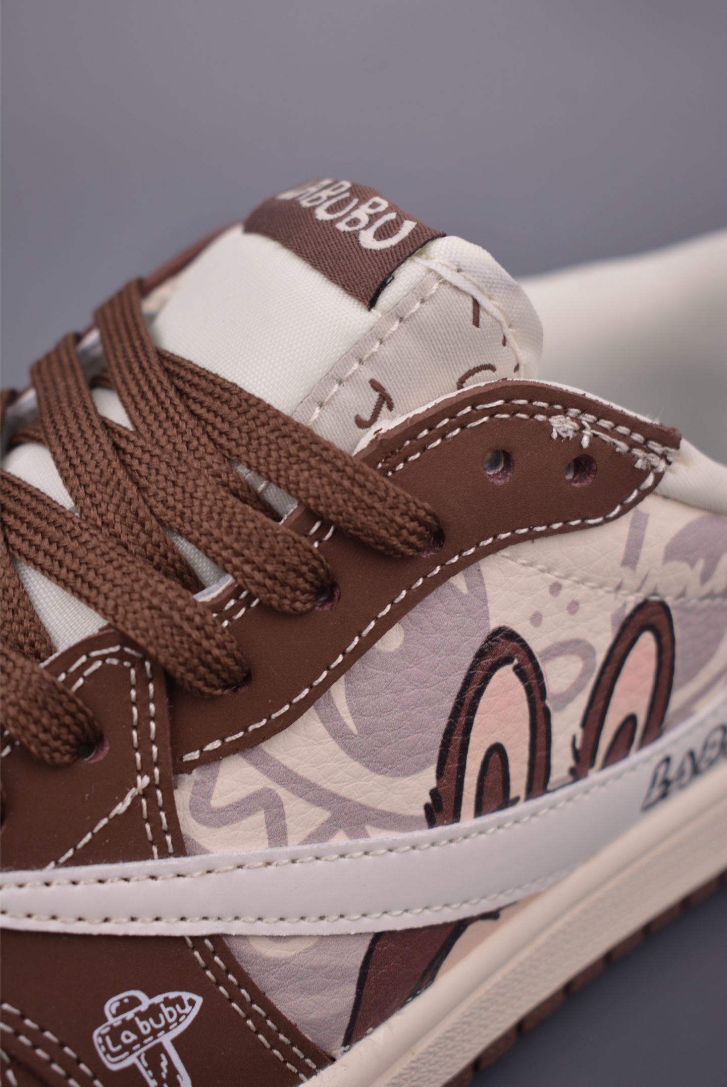 Fragment x Travis Scott x Labubu Air Jordan 1 Low 三方联名倒钩 全新的三方联名低帮倒钩鞋 DX1888-095