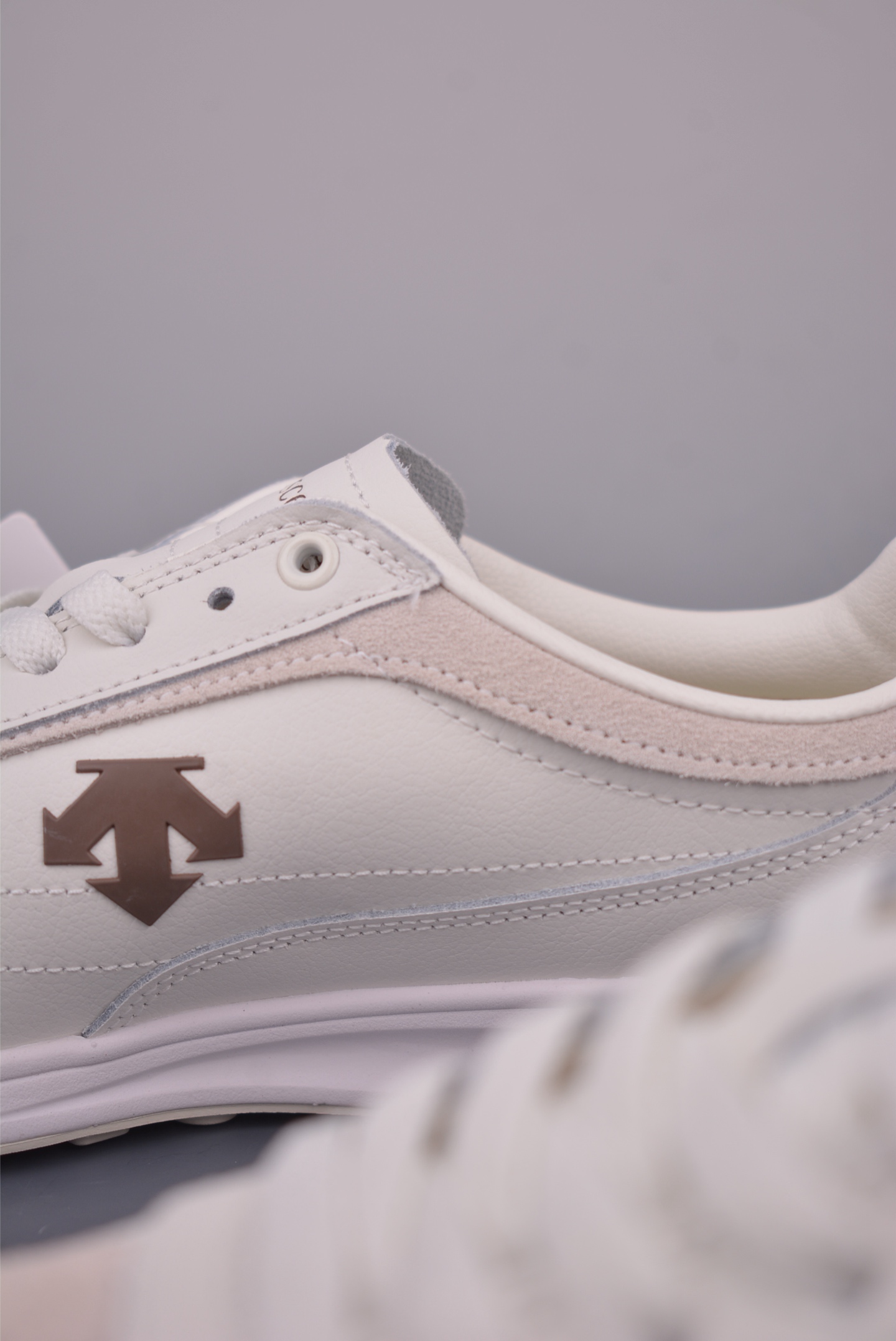 Descente CHRON RACER Retro Fashion Sneakers, Leather Upper, Stylish and Versatile 9 i1756248016067 874 0 7