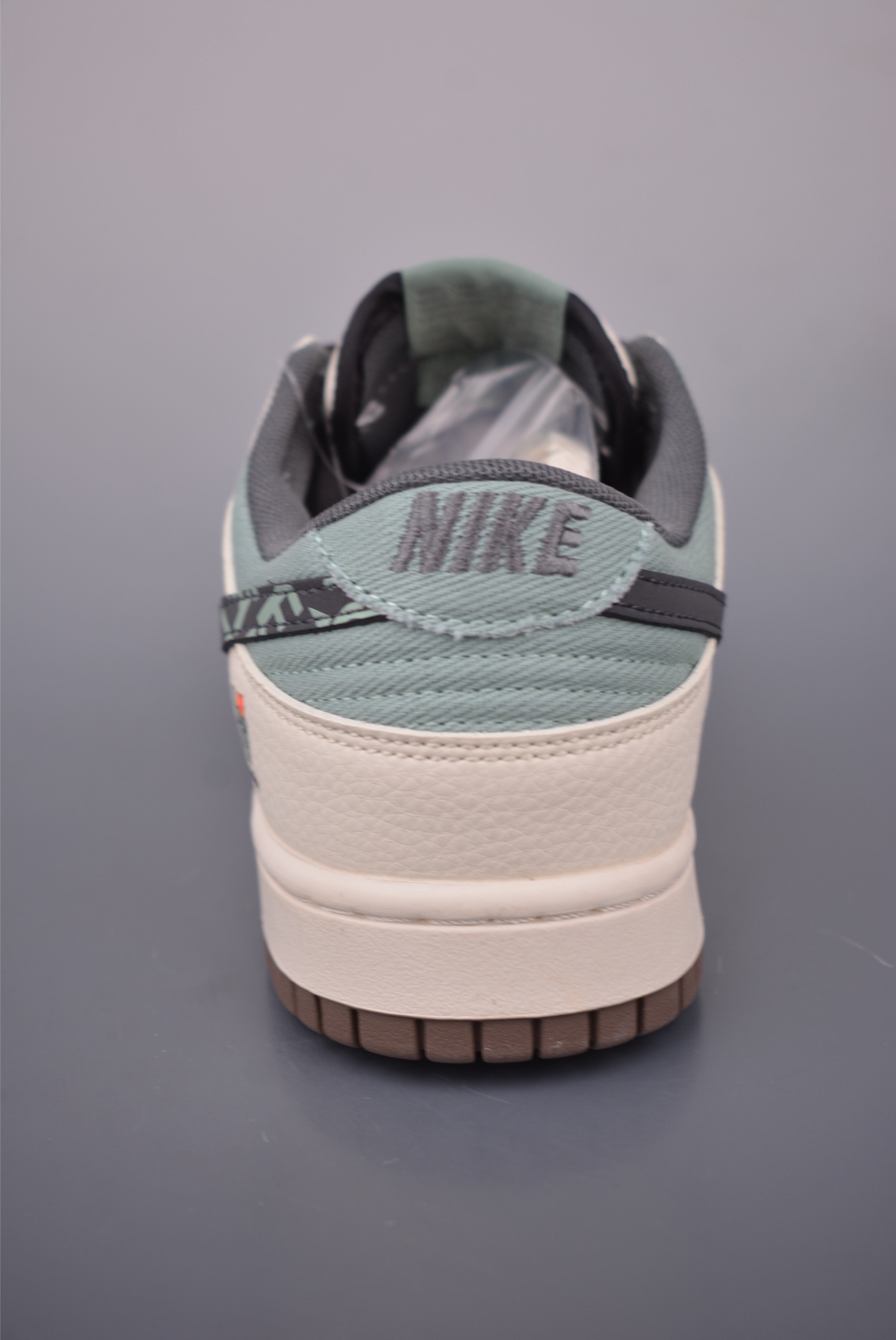 Nike SB Dunk Low Valentine's Day Edition Premium Leather Sneakers 4 i1756248701988 6490 0 3