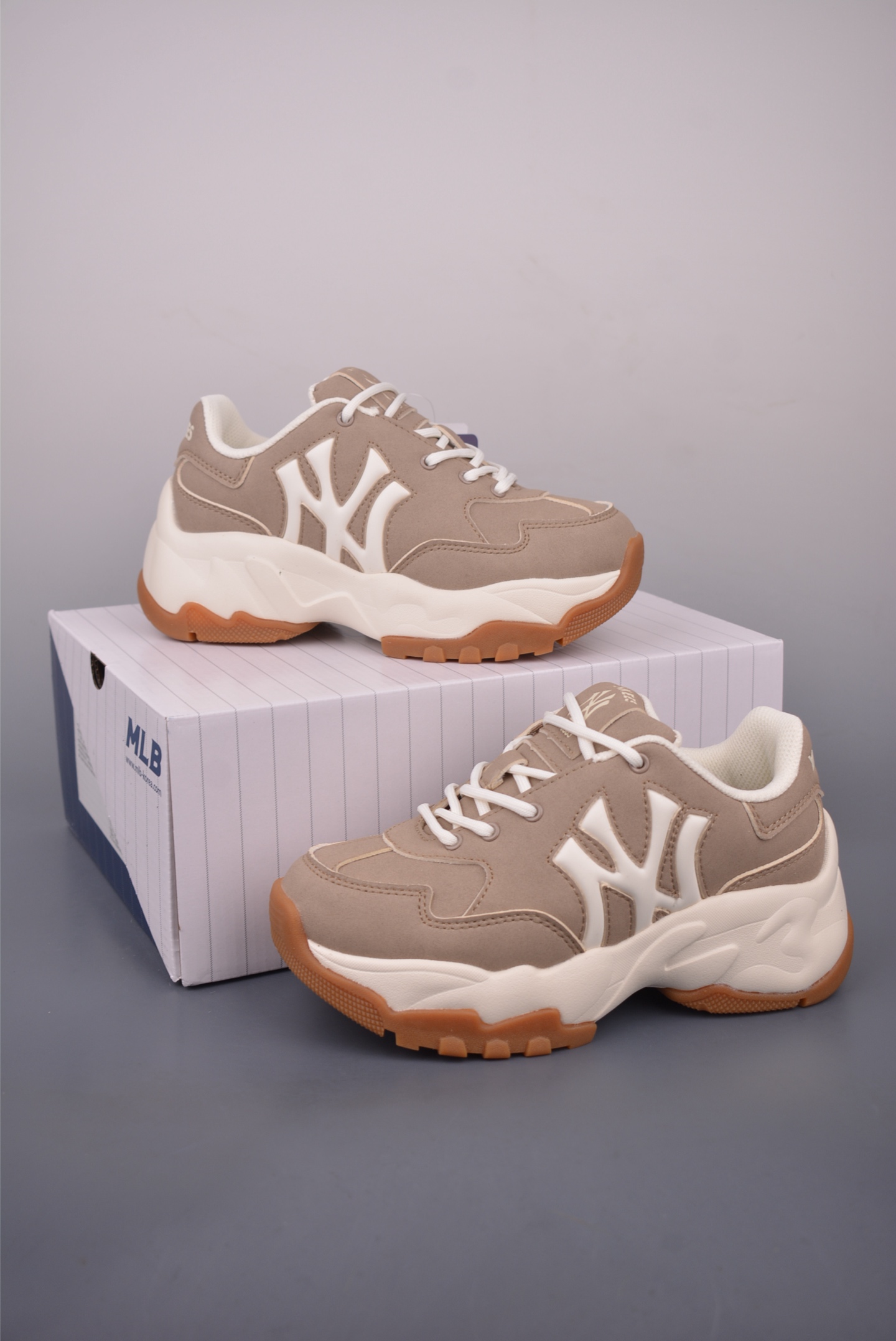 MLB Chunky Vintage Window New York Yankees Fashion Sneakers, Thick Sole 6 i1756333423670 9833 0 4