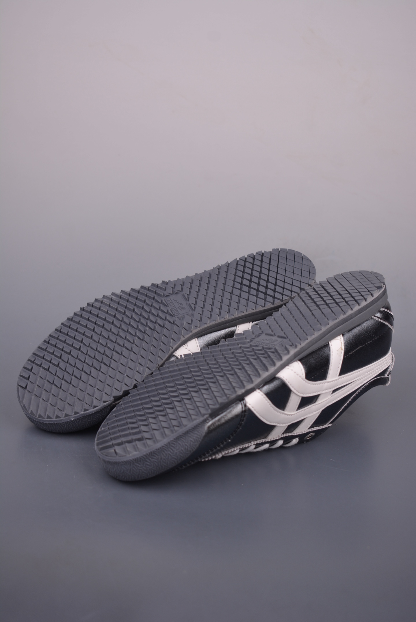 Onitsuka Tiger Mexico 66 SD Leather Sneakers - Black & White 4 i1756336372883 3592 0 2