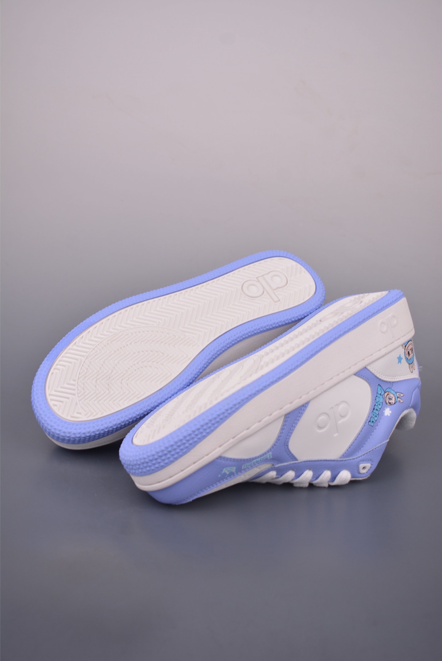 Alo Yoga Recovery Mode LABUBU Low-Top Sneakers - Comfortable & Stylish 4 i1756595302767 9813 0 2