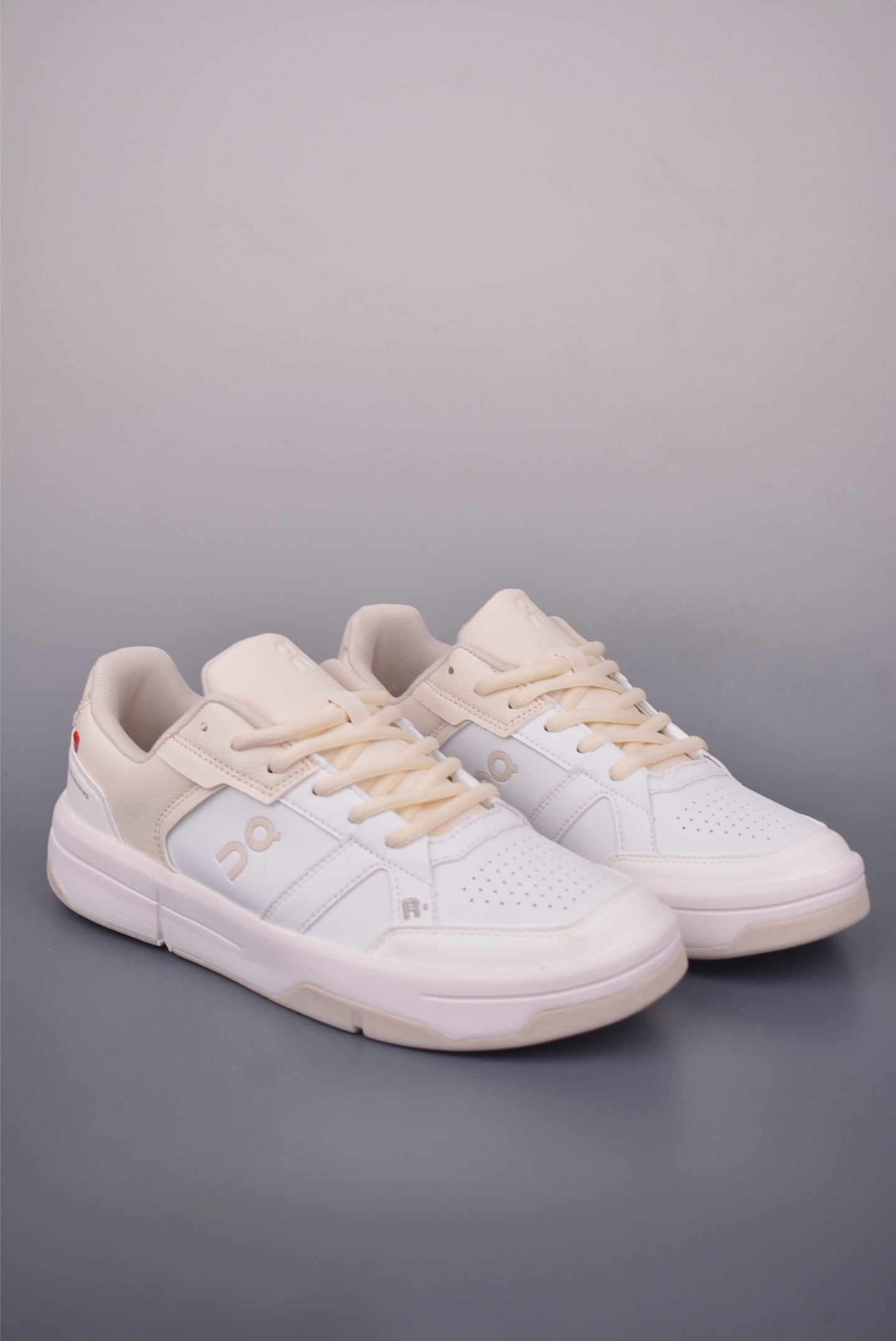 On The Roger Clubhouse White Sneakers - Stylish Outdoor Street Running Shoes 2 i1756595776384 8134 0 0