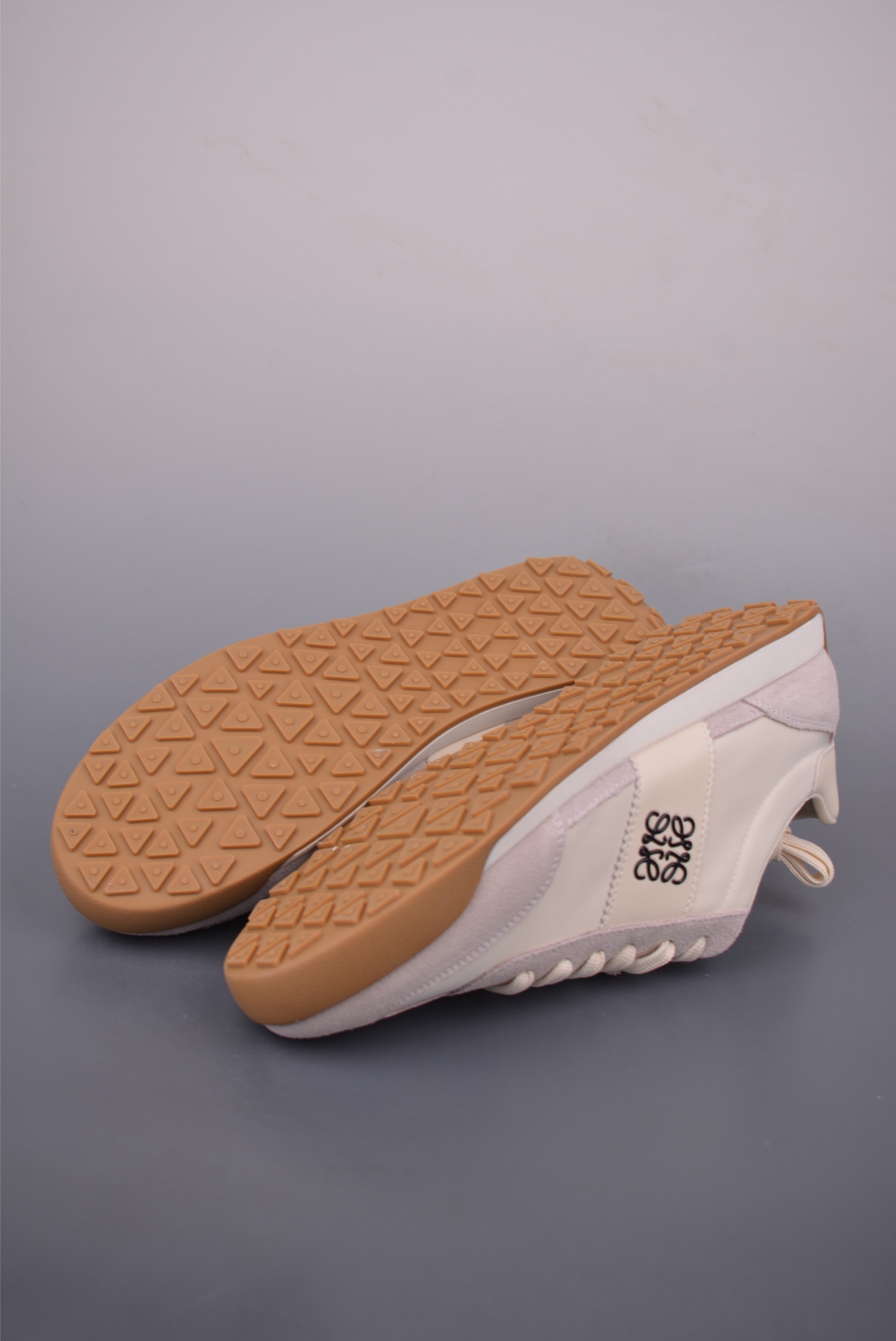 Loewe Ballet Runner Sneakers: Retro Style, Ultimate Comfort, and Lightweight Design 3 i1756681232468 6807 0 2
