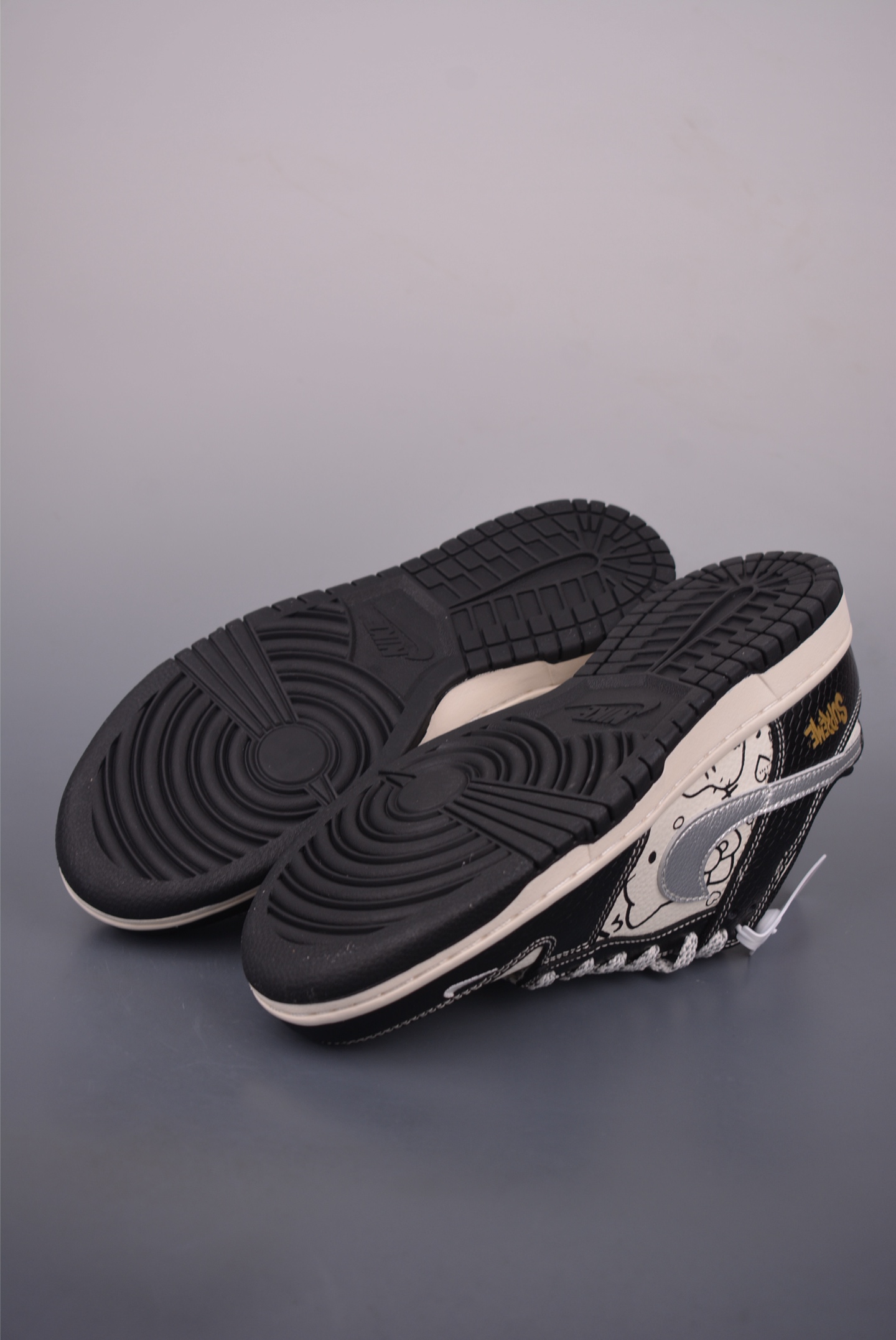 Nike SB Dunk Low Supreme Original Leather Sneakers - Limited Edition 3 i1756759235549 9472 0 2