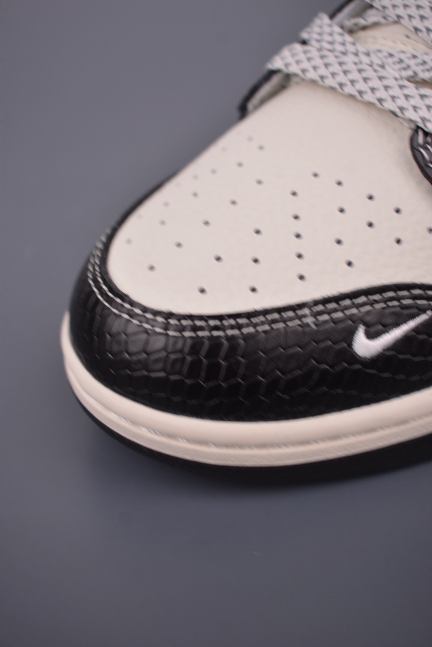 Nike SB Dunk Low Supreme Original Leather Sneakers - Limited Edition 6 i1756759235556 7898 0 5